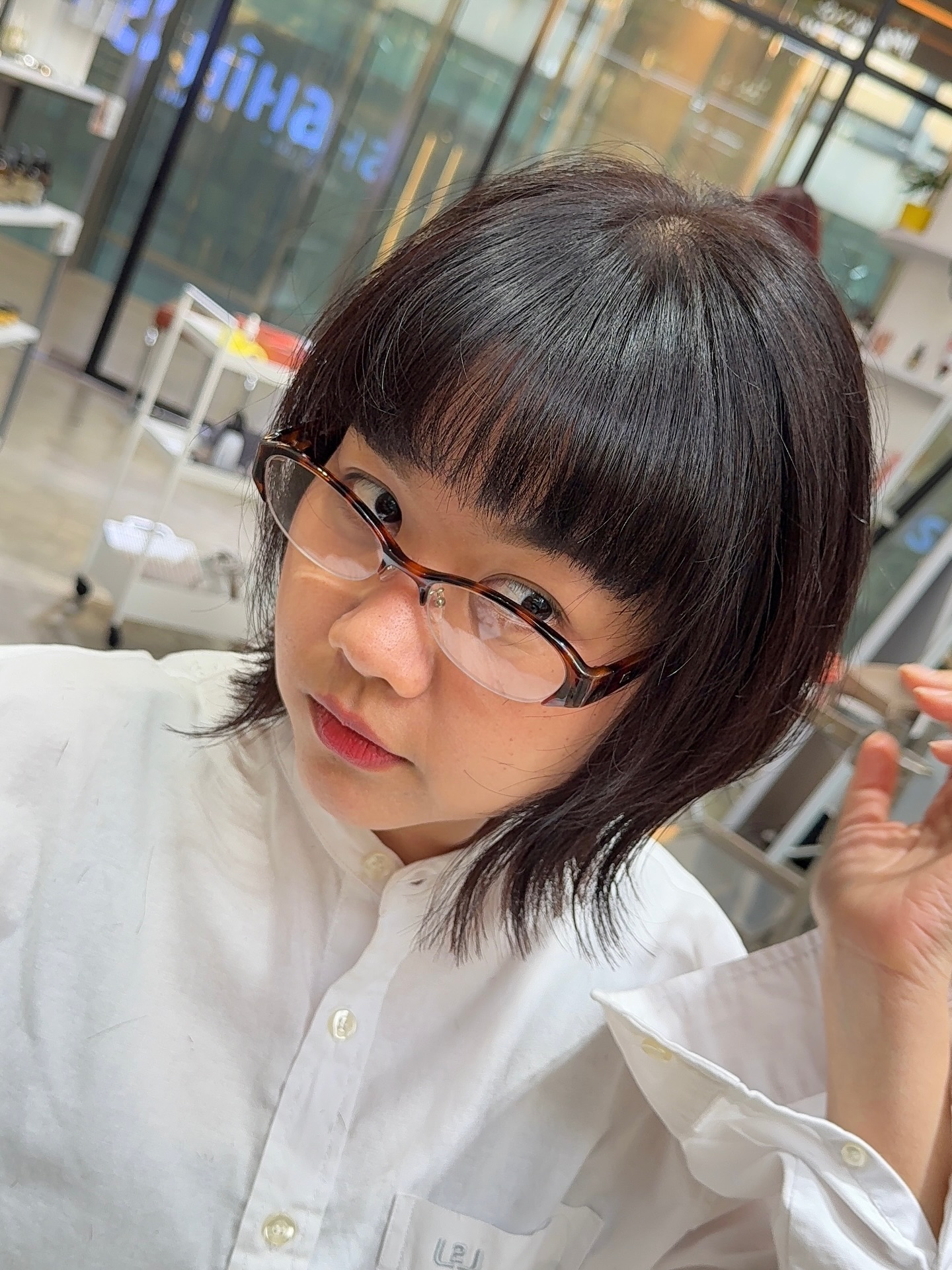 บ๊อบที่ไม่ดูหนัก
เลเยอร์ที่ไม่ดูแข็งเกินไป ทรงบ๊อบที่มีความโค้งนุ่ม
เพิ่มเลเยอร์อย่างละเอียด
เพื่อให้ผมดูเบา มีการเคลื่อนไหว เข้ากับแว่น
เข้ากับเสื้อเชิ้ต
มีความโมเดิร์นนิดๆ และดูฉลาดแบบไม่พยายาม ไม่ต้องจัดเยอะ
แต่ดู “ใช่” ในแบบของวันนี้ ออกแบบทรงผมจาก
โครงหน้า เนื้อผม และไลฟ์สไตล์ของคุณ Your hair, by design.
— Akiendo — A bob that doesn’t feel heavy.
Layers that stay soft, never sharp. A rounded bob base
with delicate layers added
to create lightness and natural movement. Perfect with glasses.
Effortless with a crisp shirt.
A touch of modern, a hint of intellect. Not over-styled,
yet unmistakably current. Designed with your face shape, texture,
and lifestyle in mind. Your hair, by design. Akiendo – Sukhumvit 39 & Ari • Sukhumvit39 : Metropolis Suite by Hilton
• Ari : Vanit Village – Ari TELSukhumvit39 branch: 02-004-8180 TELAri branch: 099-628-0016 LINE@: aki-endo
Open: 10:00–20:00 (หยุดทุกวันอังคาร Tueday closed) #Akiendo #personaldesign #bangkokhairsalon #AkiendoAri
#APDL