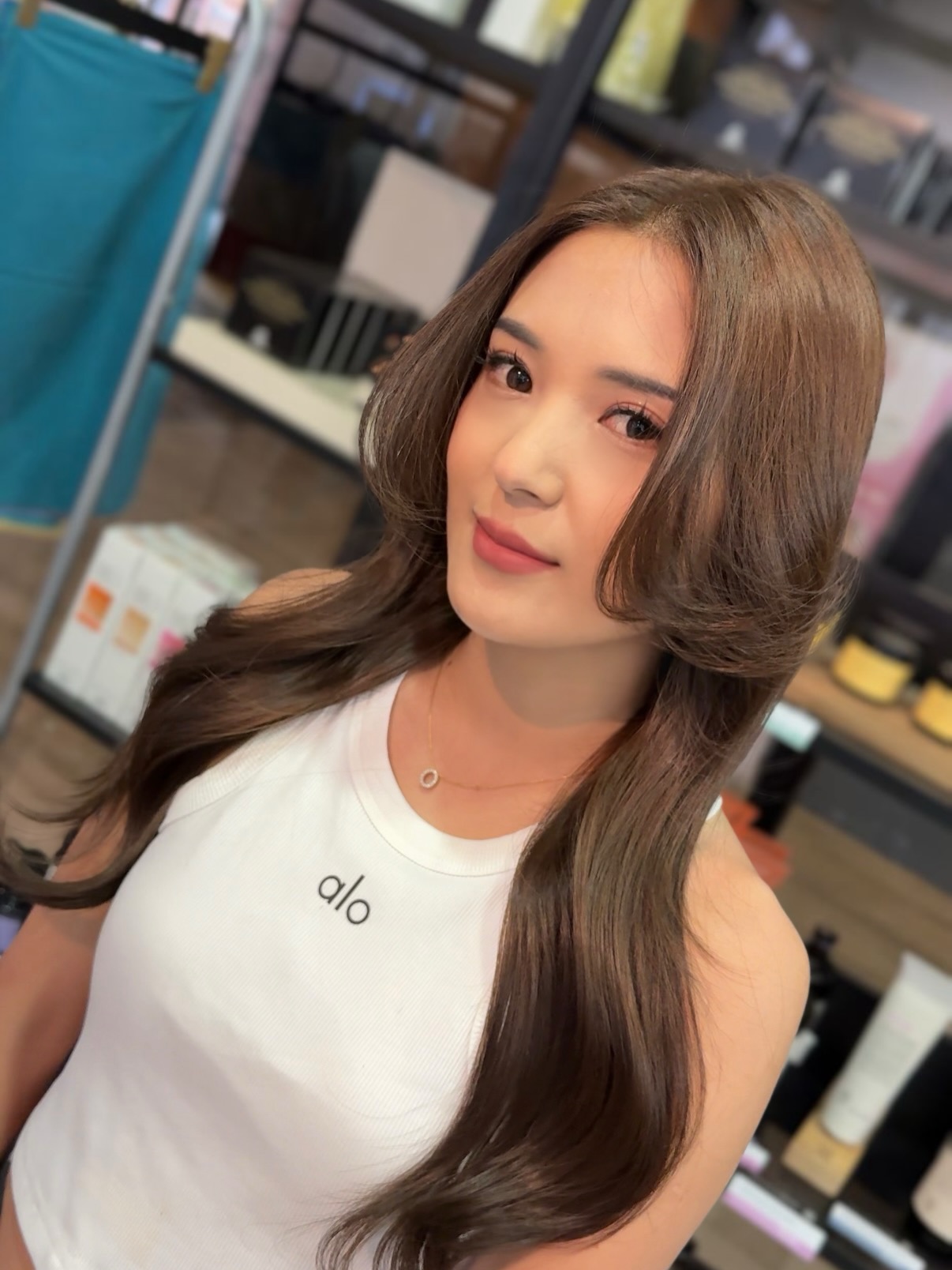 สีผมเนียนสวยละมุน × การตัดที่ออกแบบอย่างพิถีพิถัน เหมาะมากสำหรับคนโทน Spring และ Summer
หรือผู้ที่มีลุคอ่อนโยน นุ่มนวล
โทนสีโปร่งใสช่วยให้ผิวดูสว่างและสดใสขึ้นอย่างเป็นธรรมชาติ พร้อมออกแบบเลเยอร์รอบใบหน้าให้เข้ากับ Face Type ของแต่ละคน
ช่วยให้หน้าดูเรียว มีมิติ และสมดุลมากขึ้น
ไม่ใช่แค่สวย แต่คือ “สวยในแบบที่เป็นคุณที่สุด” สู่ทรงผมที่เป็นตัวคุณ
เข้าสู่ยุคของการออกแบบเสน่ห์ — Akiendo — Smooth, seamless hair color × a perfectly designed cut Ideal for Spring and Summer types
or anyone who suits a soft, delicate texture.
The sheer, luminous color enhances your skin tone naturally Paired with face-framing layers tailored to your unique face type,
adding dimension, balance, and a flattering contour effect.
Not just beautiful — but the style that truly suits you. Designed to suit you.
Welcome to the era of designing your charm. — Akiendo — Akiendo – Sukhumvit39 & Ari • Sukhumvit39 : Metropolis Suite by Hilton, Soi Phrom Si 1, Sukhumvit 39
• Ari : Vanit Village – Ari (NEW) TELSukhumvit39 branch: 02-004-8180 TELAri branch: 099-628-0016 LINE@: aki-endo
Open: 10:00–20:00 (หยุดทุกวันอังคาร Tueday closed) #Akiendo #personaldesign #bangkokhairsalon #AkiendoAri
#APDL