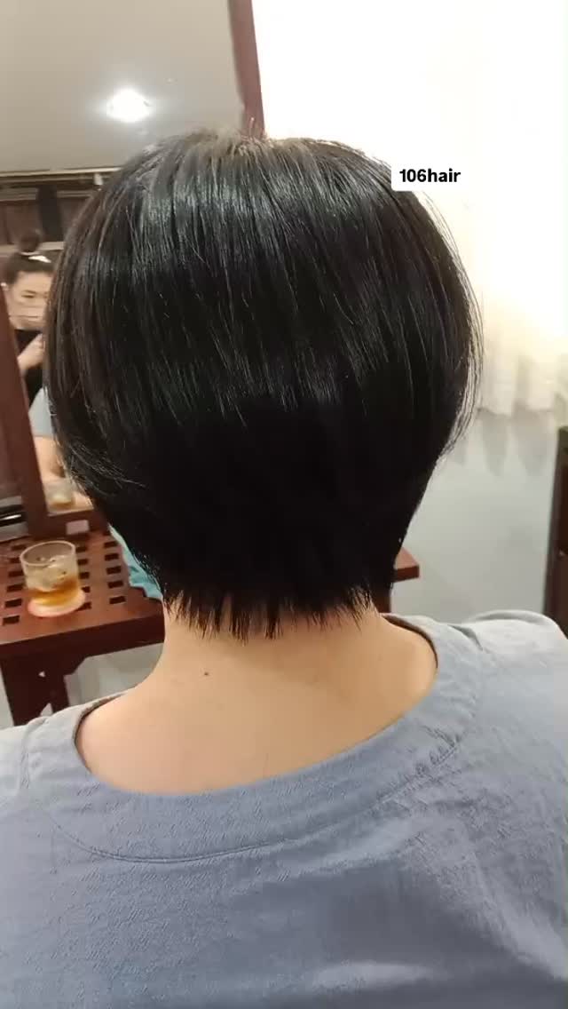 『可愛い似合わせ前下りショートボブ』  スッキリとした首元と、顔まわりのラインが美しい「前下りショートボブ」  「小顔に見せたい」
「首を細く、長く見せたい」
「お手入れを簡単にしたい」  そんな願いをすべて叶える、大人のための洗練されたスタイルです。
骨格に合わせてサイドの長さを調整する「似合わせカット」で、
どの角度から見ても美しく、柔らかな印象に仕上げます。  朝のスタイリングも、サッと馴染ませるだけで決まる再現性の高さが魅力です  ▼ ご予約・詳細はこちらから
プロフィールのリンク（ @106hair ）または下記URLより24時間受付中です。
https://cs.appnt.me/facebook/page_tab/1271?stand_alone=1  #前下りショートボブ #似合わせカット #小顔ショート #大人ボブ #106hair