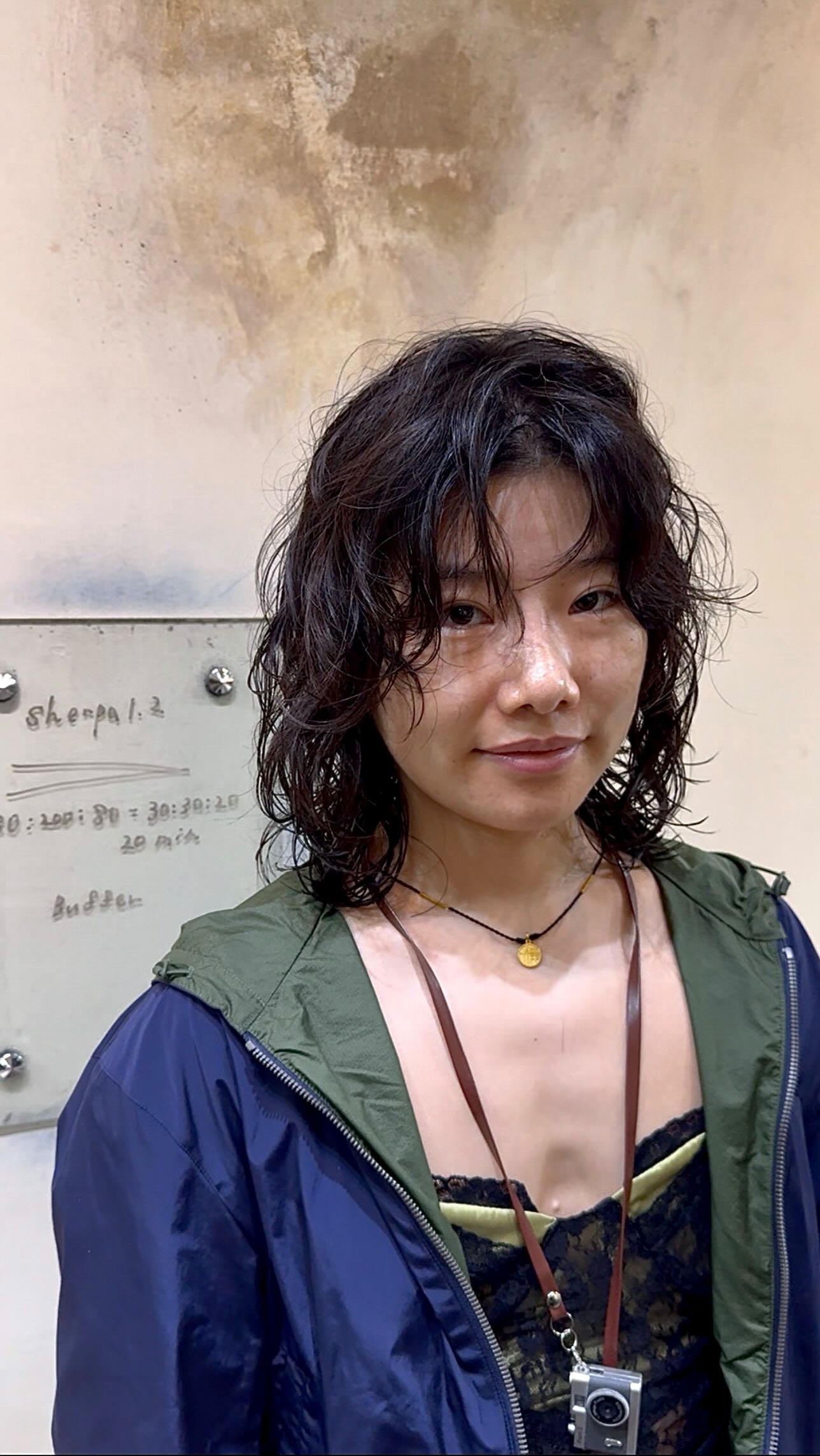 ハイレイヤーなスタイルにスパイラルパーマで動きをプラス
最近は顔周りもしっかり動きを出すスタイルが流行ってきてます  A high-layered style enhanced with a spiral perm for added movement  Recently, styles with more defined movement around the face have been trending  ทรงไฮเลเยอร์ เพิ่มความเคลื่อนไหวด้วยสไปรัลเพิร์ม  ช่วงนี้สไตล์ที่เน้นความเคลื่อนไหวบริเวณกรอบหน้า กำลังเป็นเทรนด์เลยค่ะ  #bangkok #hair #dear #sukhumvit39 #perm