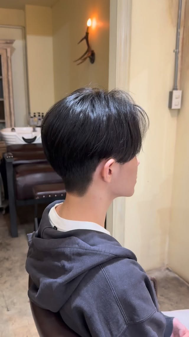 ハンサムショート。
後頭部はやや上の方にボリュームを持ってきました。
毛量が多い方はツーブロックにするとだいぶセットが楽になります。  Handsome short style.
The volume is placed slightly higher at the back of the head to create a nice shape.
If you have thick hair, adding an undercut (two-block) makes styling much easier.  ทรงแฮนซัมชอร์ต
เพิ่มวอลลุ่มบริเวณด้านหลังศีรษะให้สูงขึ้นเล็กน้อย เพื่อให้ทรงสวยและดูมีมิติ
สำหรับคนที่ผมหนา แนะนำทำทูบล็อก จะช่วยให้จัดทรงง่ายขึ้นมาก  #bangkok #hair #dear #sukhumvit39 #phromphong