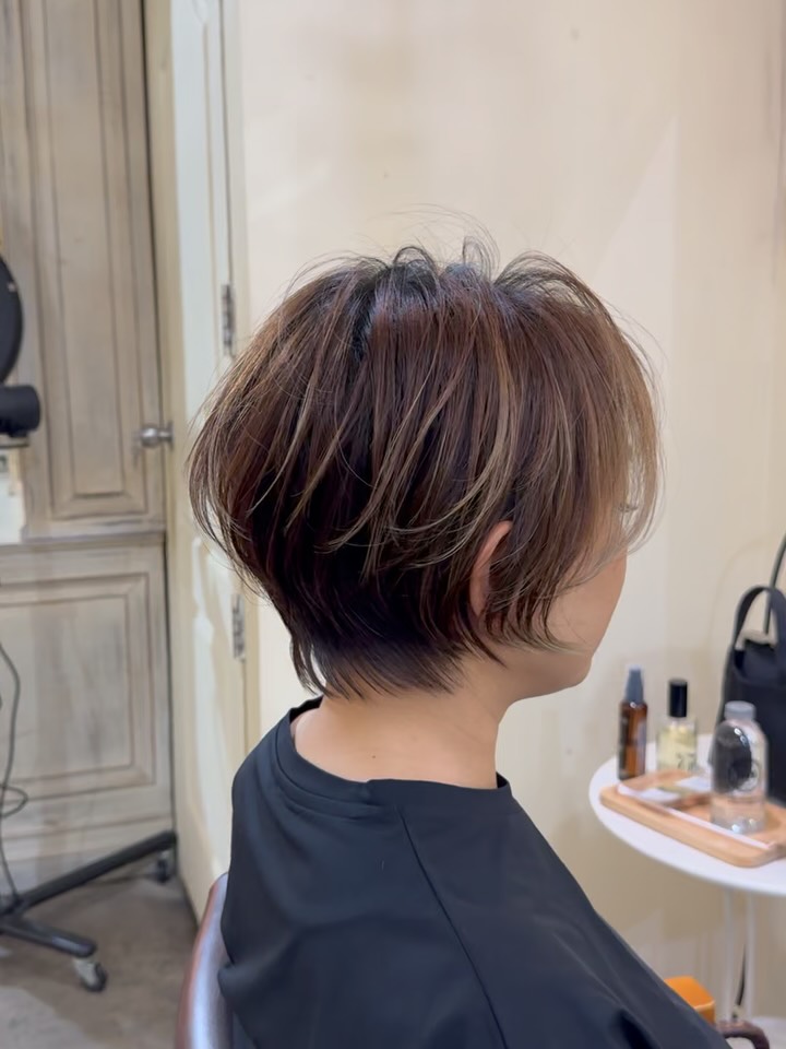 軟毛の方のショートヘア。
乾かす前にボリュームを出すムースをつけて乾かすと髪の毛にハリコシがでてセットしやすくなります。
仕上げはボディーオイルで️  Short hairstyle for soft and fine hair.
Apply a volumizing mousse before blow-drying to add firmness and body, making it much easier to style.
Finish with a body oil for a natural shine and smooth texture ️  ทรงผมสั้นสำหรับผมเส้นเล็กและนุ่ม
ก่อนเป่าผมให้ใส่มูสเพิ่มวอลลุ่ม จะช่วยเพิ่มความแข็งแรงและความหนา ทำให้จัดทรงได้ง่ายขึ้น
ปิดท้ายด้วยบอดี้ออยล์เพื่อเพิ่มความเงางามอย่างเป็นธรรมชาติ ️