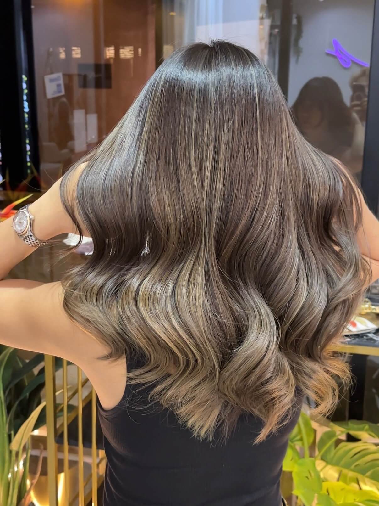 ทำไม Balayage บางคนดูแพงขึ้นทันที?  ไม่ใช่แค่เรื่องของสี
แต่คือ วิธีการออกแบบ  ตั้งแต่ตำแหน่งของไฮไลต์
ความลึกของโทนสี
และบาลานซ์ของทั้งทรงผม  เมื่อออกแบบจาก
Personal Color และโครงสร้างผม  Balayage จะดูนุ่ม
มีมิติ
และเข้ากับตัวคุณอย่างเป็นธรรมชาติ  เพราะดีไซน์ที่ดี
เริ่มตั้งแต่วิธีคิด  Why does balayage
make some people look instantly elevated?  It’s not just about the color—
it’s about how the design is placed.  Highlight placement,
tone depth,
and the balance of the whole style.  When it’s designed
based on personal color and structure,  the balayage becomes softer,
more dimensional,
and naturally flattering.  Great hair
starts with great design.  Akiendo – Sukhumvit 39 & Ari  • Sukhumvit39 : Metropolis Suite by Hilton
• Ari : Vanit Village – Ari  TELSukhumvit39 branch: 02-004-8180  TELAri branch: 099-628-0016  LINE@: aki-endo
 Open: 10:00–20:00 (หยุดทุกวันอังคาร Tueday closed)  #Akiendo #personaldesign #bangkokhairsalon #AkiendoAri
#APDL