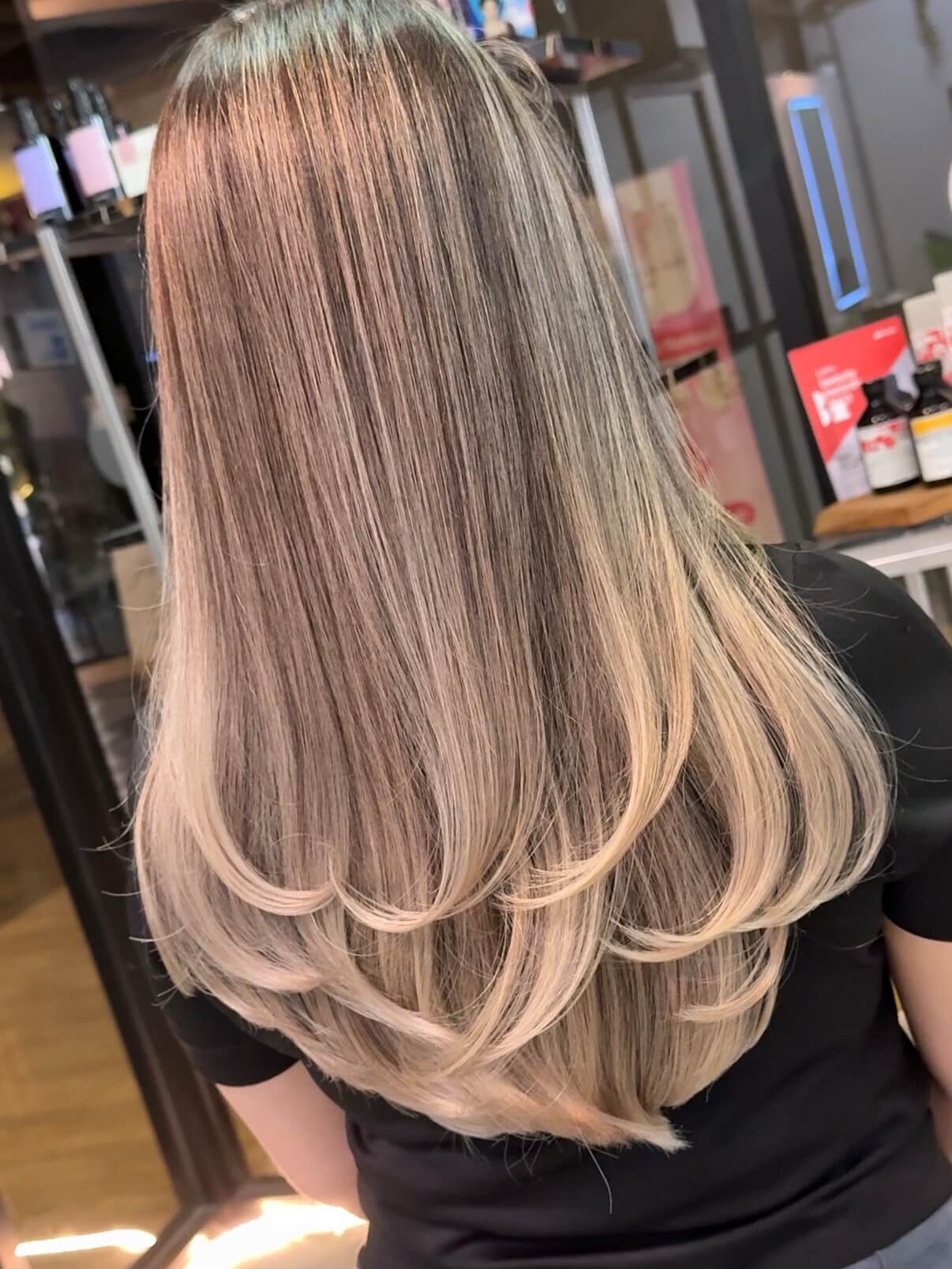 ทำไมทำ Balayage แล้ว
บางคนดูแพงขึ้นทันที
แต่บางคนดูหมอง?  คำตอบคือ
โทนสีต้องเข้ากับสีผิว  เมื่อออกแบบสีผมจาก
Personal Color  Balayage จะดูนุ่ม
เป็นธรรมชาติ
และผิวดูสว่างขึ้นทันที  สีที่ใช่
ไม่ใช่แค่สวย
แต่ต้อง เหมาะกับคุณ  Your style. By design.  Why does balayage
make some people glow
while others look dull?  The answer is simple:
the tone must match your skin.  When balayage is designed
based on your personal color,  the result becomes softer,
more natural,
and your complexion instantly brighter.  The right color
is not just beautiful—
it’s personal.  Akiendo – Sukhumvit 39 & Ari  • Sukhumvit39 : Metropolis Suite by Hilton
• Ari : Vanit Village – Ari  TELSukhumvit39 branch: 02-004-8180  TELAri branch: 099-628-0016  LINE@: aki-endo
 Open: 10:00–20:00 (หยุดทุกวันอังคาร Tueday closed)  #Akiendo #personaldesign #bangkokhairsalon #AkiendoAri
#APDL