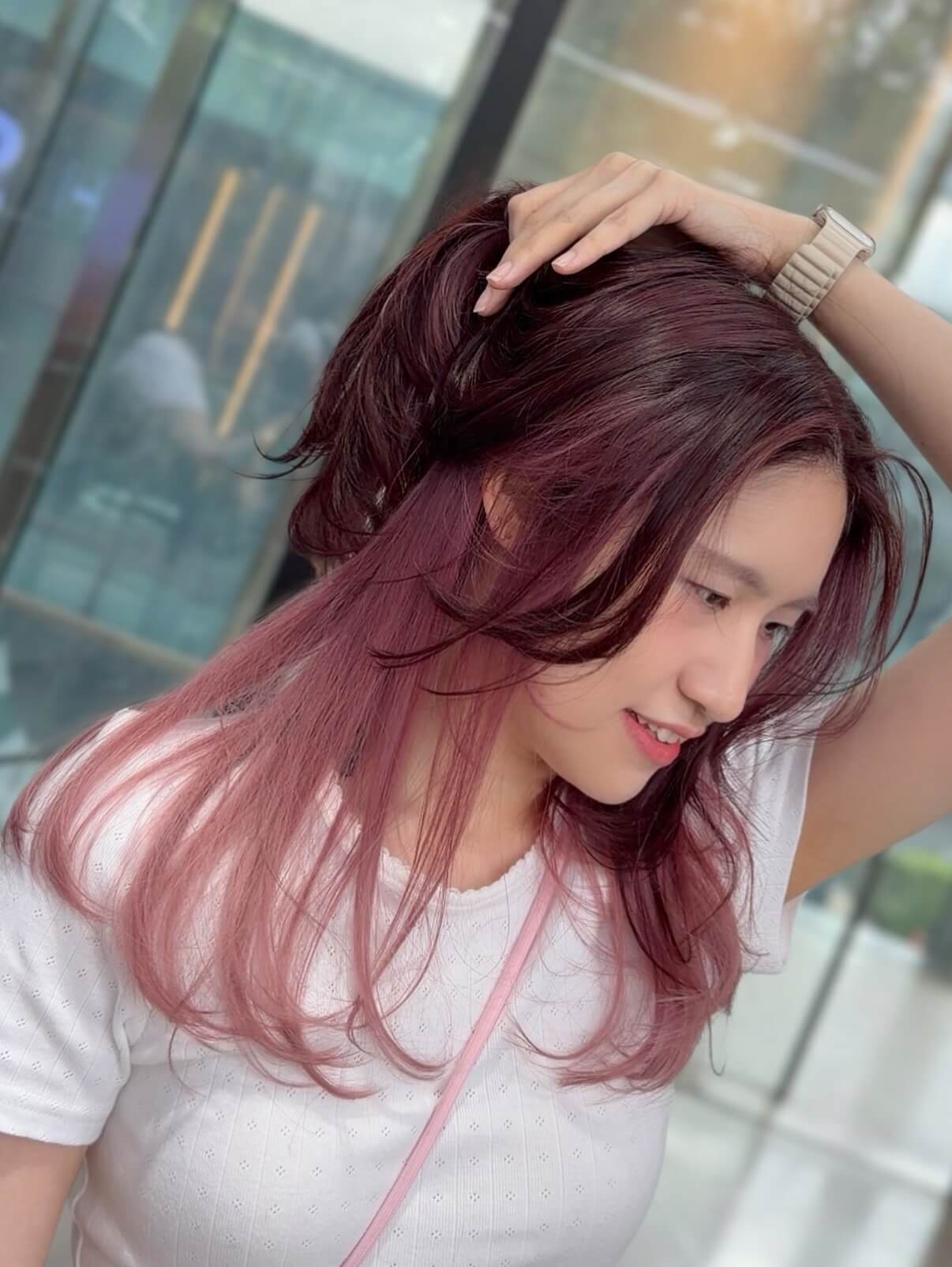 สีแดง ไม่ได้เหมือนกันทั้งหมด  สีนี้คือ
Wine red × soft pink gradient  จุดสำคัญไม่ใช่แค่เลือก “สีแดง”
แต่คือการเลือกสีแดงที่เข้ากับ undertone ของผิว  ถ้าเลือกสีแดงที่โทนอุ่นเกินไป
ผิวอาจดูหมองได้  แต่เมื่อใช้ wine red ที่โทนเย็นกว่า จะช่วยให้
• ผิวดูสว่างขึ้น
• ผมดูเงางามมากขึ้น
• ลุคดูหรูและมีมิติ  และเพิ่ม
soft pink gradient ที่ปลายผม  เพื่อให้สีไม่ดูหนักเกินไป
และเพิ่มความนุ่มและความโปร่งของสีผม  Hair color ไม่ใช่แค่สี
แต่คือ การออกแบบให้เข้ากับผิวของคุณ  Not every red is the same.  This color is
Wine red × soft pink gradient  The key point is not simply choosing “red”,
but choosing a red that matches your skin undertone.  If the red is too warm,
your skin can look dull.  By using a cooler wine red, it helps to
• make the skin look brighter
• add shine to the hair
• create a more elegant impression  Then we added a
soft pink gradient at the ends.  This keeps the color from looking too heavy
and adds softness and transparency.  Hair color is not just color.
It’s design for your skin tone.  Akiendo – Sukhumvit 39 & Ari  • Sukhumvit39 : Metropolis Suite by Hilton
• Ari : Vanit Village – Ari  TELSukhumvit39 branch: 02-004-8180  TELAri branch: 099-628-0016  LINE@: aki-endo
 Open: 10:00–20:00 (หยุดทุกวันอังคาร Tueday closed)  #Akiendo #personaldesign #bangkokhairsalon #AkiendoAri
#APDL