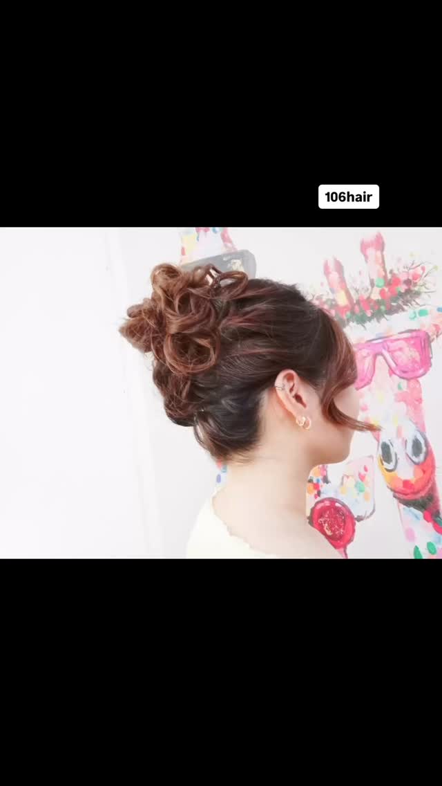 【 和の装いを彩る。大人のトップシニヨン・アレンジ 】  『可愛い似合わせ着物アレンジトップシニヨン』  大切な一日を、一番綺麗な自分で。
着物姿をより一層引き立てる、高めにまとめた華やかなシニヨンスタイルです。  ・襟足をすっきりと見せ、凛とした清楚な印象に
・繊細に引き出した毛束が作る、柔らかな空気感
・360度どこから見ても美しい、大人のための似合わせバランス  106hairでは、お召し物や当日の雰囲気に合わせ、
お一人おひとりの魅力を最大限に引き出すアレンジをご提案いたします。  ▼ ご予約・お問い合わせはこちらから
プロフィールのリンク（ @106hair ）内、予約フォームより24時間受付中です。
https://cs.appnt.me/facebook/page_tab/1271?stand_alone=1  #着物ヘア #シニヨン #和装ヘア #106hair #ヘアアレンシ