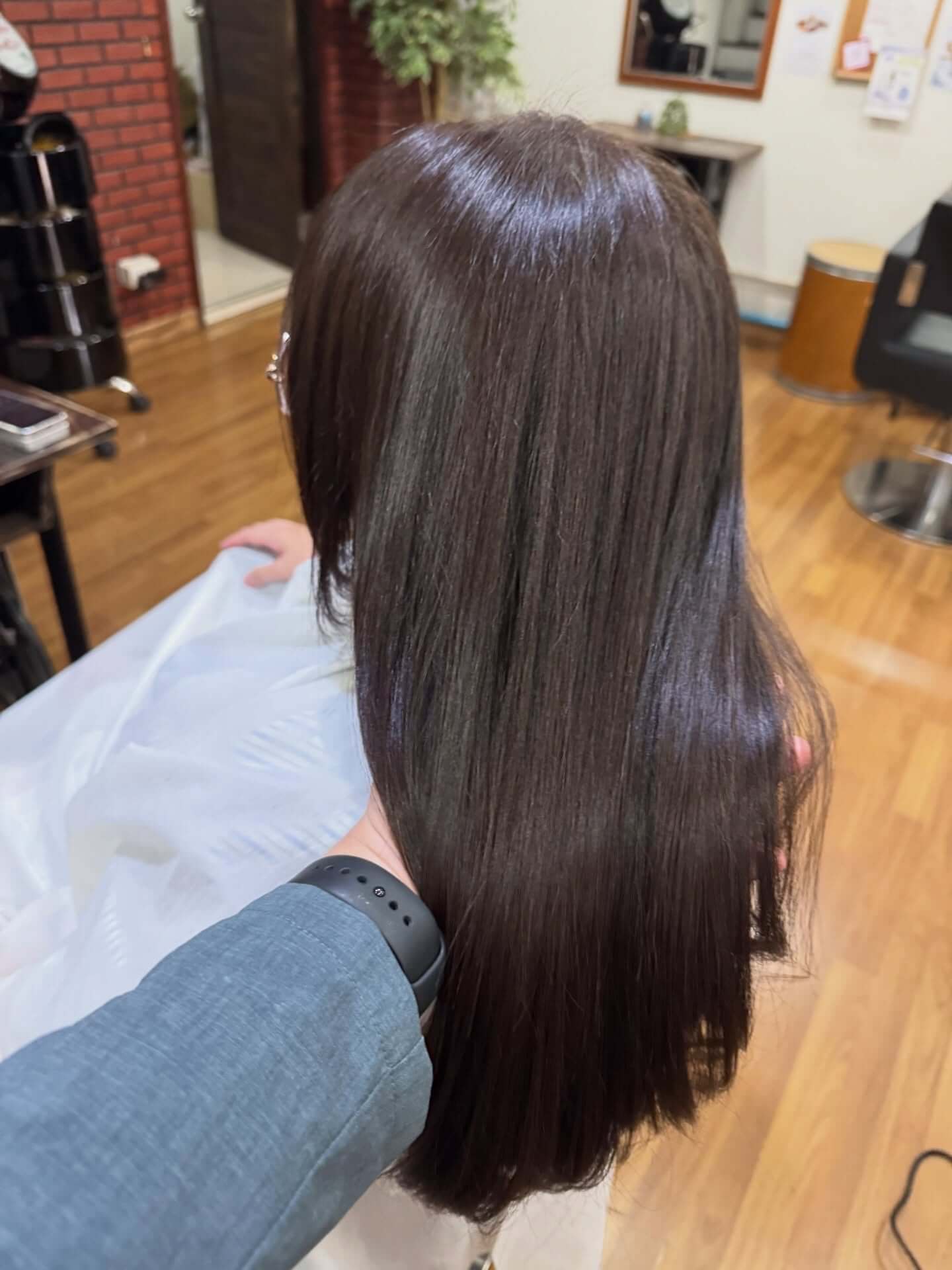 ブリーチ無しでのカラー。  ブリーチ無しで明るめにしたいお客様。
ナチュラルだけど、少し淡い色合いに。