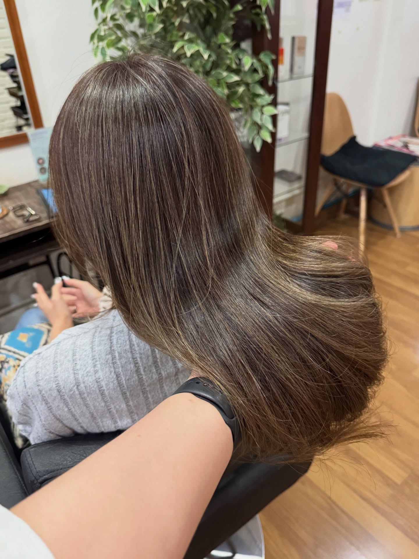 ☆Highlight color ☆ハイライト☆  以前ハイライトしてた髪に細めハイライトをプラス。
すでにハイライトしてある部分は避けながらハイライトをプラスしてるのでダメージは抑えられて、より明るく、そして立体感と動きが増しました！  ※こちらのデザインはブリーチを使用しますので通常カラーの場合よりも髪にダメージが出ますのでご理解の上オーダーいただけると幸いです。  -------------------------------------------------------  今年のソンクラン休みは4月9日〜16日までになっております。なお、8日は水曜日ですが、営業しますのでよろしくお願いします。