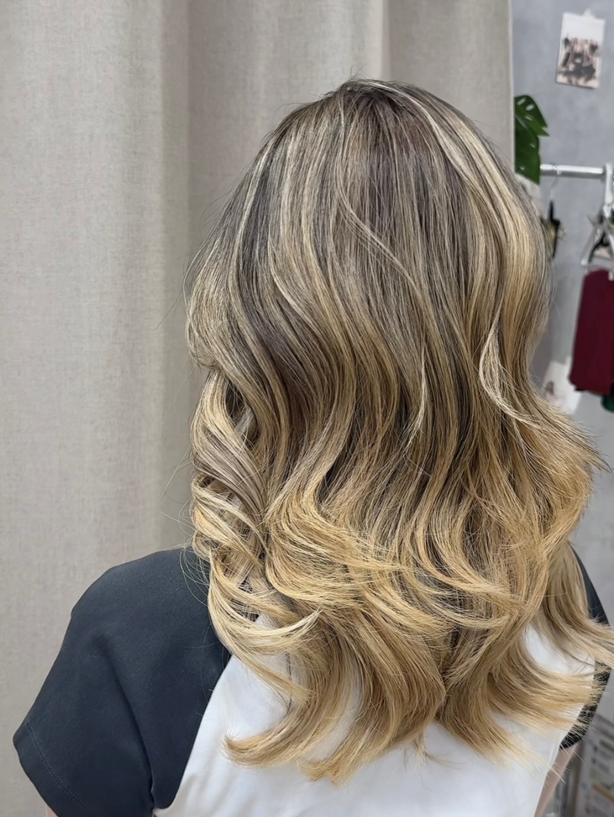 Highlight ที่สวย
ไม่ใช่แค่สว่าง  แต่คือ “การออกแบบแบบ Craft”  และต้อง “เข้ากับผิว”  เลือกโทนผิด = หน้าหมอง
 เลือกถูก = หน้าสว่างทันที  เพราะสีที่ใช่
ต้องมาจาก Personal Color ของคุณ  ที่ Akiendo
เราออกแบบทั้ง
Craft Highlight × Personal Color  เพื่อให้ลุคนี้
“เหมาะกับคุณจริง ๆ”  Highlight ที่สวย
ไม่ใช่แค่สว่าง  แต่คือ “การออกแบบแบบ Craft”  และต้อง “เข้ากับผิว”  เลือกโทนผิด = หน้าหมอง
 เลือกถูก = หน้าสว่างทันที  เพราะสีที่ใช่
ต้องมาจาก Personal Color ของคุณ  ที่ Akiendo
เราออกแบบทั้ง
Craft Highlight × Personal Color  เพื่อให้ลุคนี้
“เหมาะกับคุณจริง ๆ”  Akiendo – Sukhumvit 39 & Ari  • Sukhumvit39 : Metropolis Suite by Hilton
• Ari : Vanit Village – Ari  TELSukhumvit39 branch: 02-004-8180  TELAri branch: 099-628-0016  LINE@: aki-endo
 Open: 10:00–20:00 (หยุดทุกวันอังคาร Tueday closed)  #Akiendo #personaldesign #bangkokhairsalon #AkiendoAri
#APDL