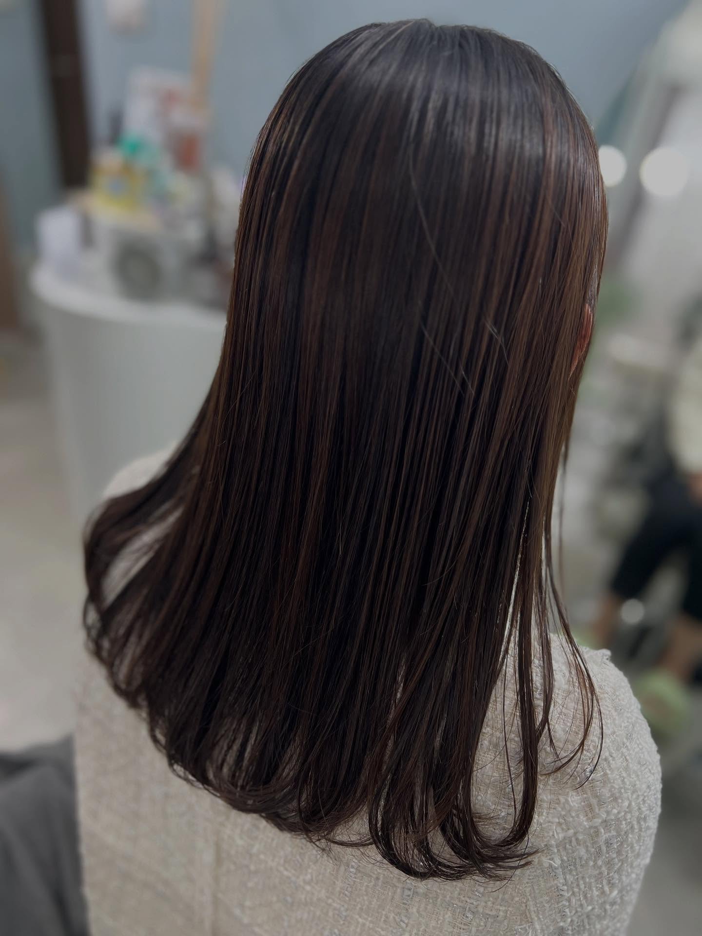 ️️️
【 KINU艶髪トリートメント 3,000 THB 】
今までトリートメントに満足できなかった方にも
ぜひお試しいただきたいメニューです！🩵🫶
髪の内部を強化
手触りは柔らか艶々サラサラな仕上がり🥹
1ヶ月〜2ヶ月に1度ほどの頻度がオススメです♡  Kinu Treatment 
ทรีตเมนท์สูตรญี่ปุ่นที่เราอยากให้คุณลอง
สัมผัสนุ่มลื่น ผมสลวยเป็นเงางามตั้งแต่ครั้งแรกที่ใช้
เพื่อสุขภาพผมที่ดี แนะนำให้ทำทรีตเมนท์เดือนละครั้งนะคะ  Line : https://lin.ee/ipxhtUk  #ร้านทำผมญี่ปุ่น #สปาผม #ทรีตเมนท์สูตรญี่ปุ่น
#ทำสีผมแบบญี่ปุ่น