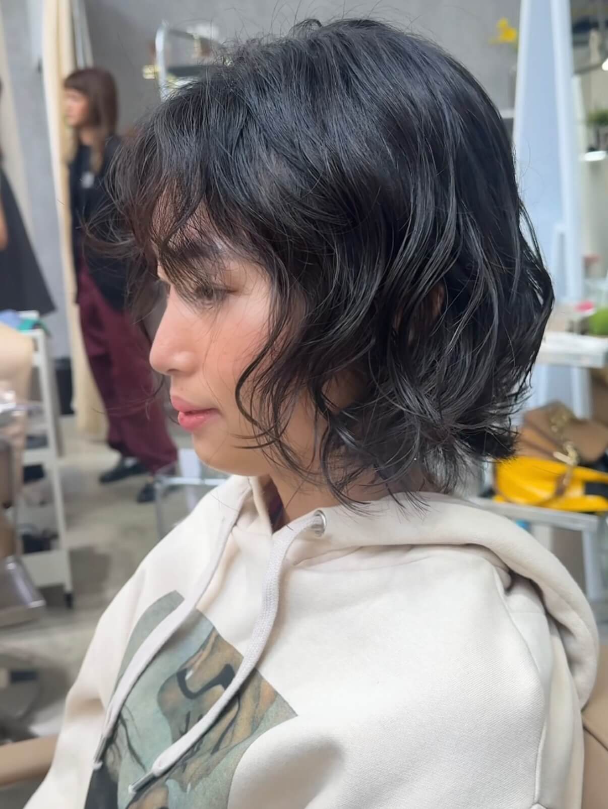 Quiet craft curl  ลอนผมที่ไม่ต้องจัดมาก
แต่มีเสน่ห์ในแบบของตัวเอง  การเคลื่อนไหวที่ดูเป็นธรรมชาติ
นุ่ม เบา และเข้ากับชีวิตประจำวัน  ลอนผมแบบคราฟต์ที่ดูเรียบง่าย แต่มีสไตล์  Quiet craft curl  Not overstyled,
yet full of character.  Soft movement,
natural curls.  A quiet, crafted texture
made for everyday life.  Your style. By design.  Akiendo – Sukhumvit 39 & Ari  • Sukhumvit39 : Metropolis Suite by Hilton
• Ari : Vanit Village – Ari  TELSukhumvit39 branch: 02-004-8180  TELAri branch: 099-628-0016  LINE@: aki-endo
 Open: 10:00–20:00 (หยุดทุกวันอังคาร Tueday closed)  #Akiendo #personaldesign #bangkokhairsalon #AkiendoAri
#APDL