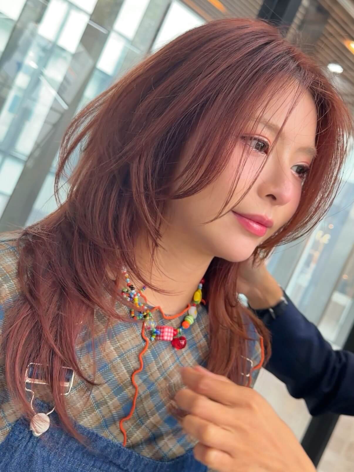 ดูไม่พยายามเกินไป
แต่ดูทันสมัยพอดี  เลเยอร์นุ่ม ๆ
กับโทน Red Brown ที่เข้ากับสีผิว  สีผมที่ใช่
ทำให้ผิวดูสวยขึ้นโดยธรรมชาติ  Effortless,
yet perfectly modern.  Soft layers
with a skin-flattering red brown tone.  When the color truly suits you,
your complexion naturally glows.  Your style. By design.  Akiendo – Sukhumvit 39 & Ari  • Sukhumvit39 : Metropolis Suite by Hilton
• Ari : Vanit Village – Ari  TELSukhumvit39 branch: 02-004-8180  TELAri branch: 099-628-0016  LINE@: aki-endo
 Open: 10:00–20:00 (หยุดทุกวันอังคาร Tueday closed)  #Akiendo #personaldesign #bangkokhairsalon #AkiendoAri
#APDL
