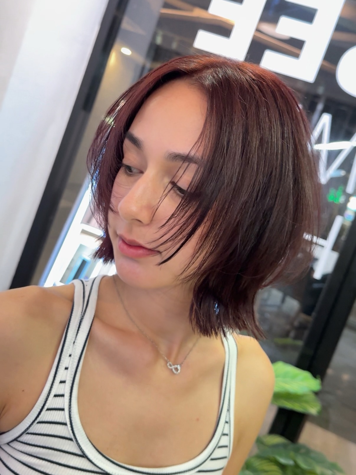 ลุคดูสบาย…แต่จริงๆ ถูกออกแบบมาแล้ว  บ็อบสไตล์นี้
︎ ช่วยให้กรอบหน้าดูชัดขึ้น
︎ เส้นผมช่วงแก้มช่วยให้หน้าดูเล็กลง
︎ เพิ่มมูฟเมนต์ให้ดูมีเสน่ห์แบบเป็นธรรมชาติ  ไม่ใช่แค่ “บ็อบธรรมดา”
แต่คือ “บ็อบที่ออกแบบให้เข้ากับคุณ”  เราปรับทั้งความยาว น้ำหนัก และเลเยอร์
ให้เหมาะกับรูปหน้า  เลยออกมาดูธรรมชาติ…แต่สวยพอดี  Your style. By design.  Effortless… but fully designed.  This bob is created to:
︎ Sharpen the face line
︎ Slim the cheeks with framing layers
︎ Add soft movement and natural allure  Not just a regular bob.
A bob designed to suit you.  We adjust length, weight, and movement
based on your face type.  So it fits—naturally.  Your style. By design.  Akiendo – Sukhumvit 39 & Ari  • Sukhumvit39 : Metropolis Suite by Hilton
• Ari : Vanit Village – Ari  TELSukhumvit39 branch: 02-004-8180  TELAri branch: 099-628-0016  LINE@: aki-endo
 Open: 10:00–20:00 (หยุดทุกวันอังคาร Tueday closed)  #Akiendo #personaldesign #bangkokhairsalon #AkiendoAri
#APDL