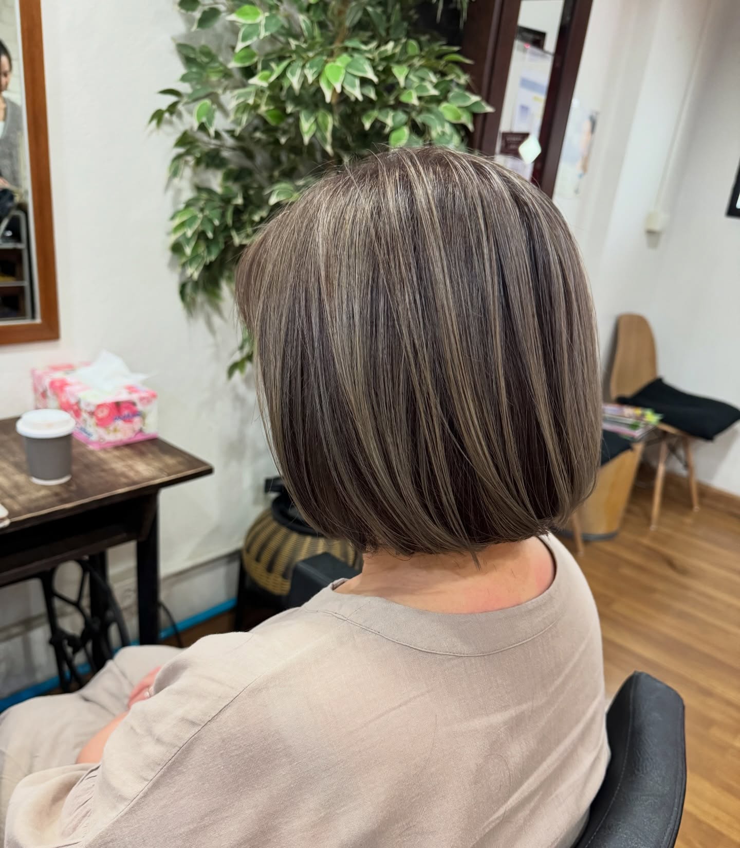 ☆Umbrella Balayage☆  大好評ZANオリジナルのアンブレラバレイヤージュカラー  ボブやショートのスタイルにめっちゃ相性がよく、  トップにのみブリーチなのでダメージ部分が少ないのに、ハッキリしたデザインなのがこのカラーの特徴。  まず明るい部分を作るためにブリーチで脱色、その他を暗い色でコントラストを出します。ブリーチ部分にはペール系のカラーで淡い質感の色に仕上げてます！  いつもと違うカラーにしたい！全体ブリーチは抵抗あるブリーチカラーしたいけど根元がプリンになるのが嫌という方、頻繁に美容室に行けない方、白髪をボカしたい方などにオススメ。  バレイヤージュ以外にもヘアカラーを色々試したい方は是非ご相談下さい。  ※こちらのカラーをご希望の方へ。
ケアも同時に行いますが，ブリーチを使用しているため髪に通常のカラーよりダメージが出ますのでご理解の程お願いします。