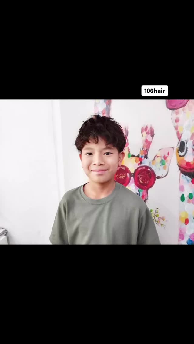 【 Yuki footballで人気のWinWin、劇的プロデュース。 】  『メンズかっこいい似合わせゆるツイストパーマ』  Yuki football academyのアイドル、WinWinくん（ @79_winwin ）を106hairが完全プロデュース！️
あどけなさを脱ぎ捨て、ピッチの上で誰よりも輝く「最強の勝負ヘア」が完成しました。  「ゆるツイストパーマ」が放つ、大人の階段を登るような洗練された質感。
・激しいプレーでも崩れない、エッジの効いた束感
・朝、ワックスを揉み込むだけで完成する圧倒的な再現性
・あどけなさが残る彼に一番似合う、ミリ単位の似合わせ技術  未来のスターを目指す君も、106hairで「自分史上最高」を更新しよう  ▼ Web予約はこちらから（24時間受付中）
https://cs.appnt.me/facebook/page_tab/1271?stand_alone=1  #106hair #メンズパーマ #ツイストパーマ #キッズカット #バンコク美容室