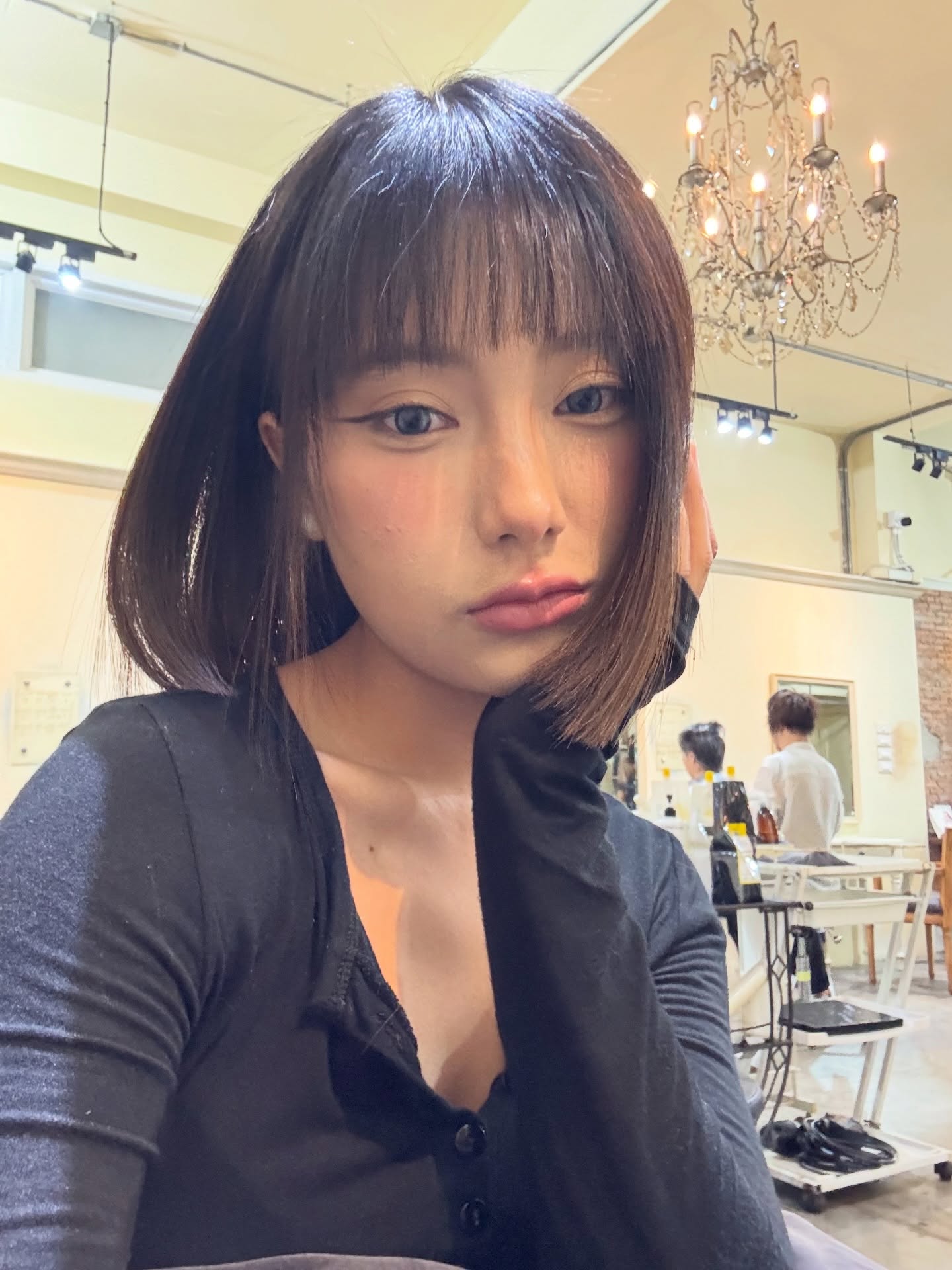 シンプルなボブ+顔周りにレイヤーを入れました。
ブラントなシルエットがお客様にとてもお似合いでした  We created a simple bob with soft layers around the face.
The blunt silhouette suited our client beautifully  ทรงบ็อบเรียบง่าย เพิ่มเลเยอร์บริเวณกรอบหน้าเล็กน้อย
ซิลูเอตแบบบลันท์เข้ากับลูกค้ามาก ๆ เลยค่ะ