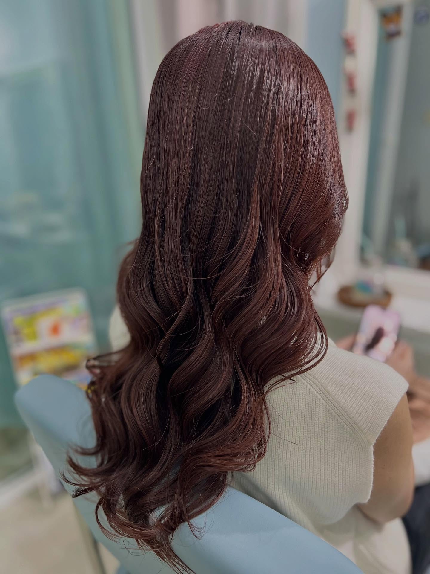 赤やピンクの暖色系カラーも人気です❣️髪の艶が格段にアップします♪