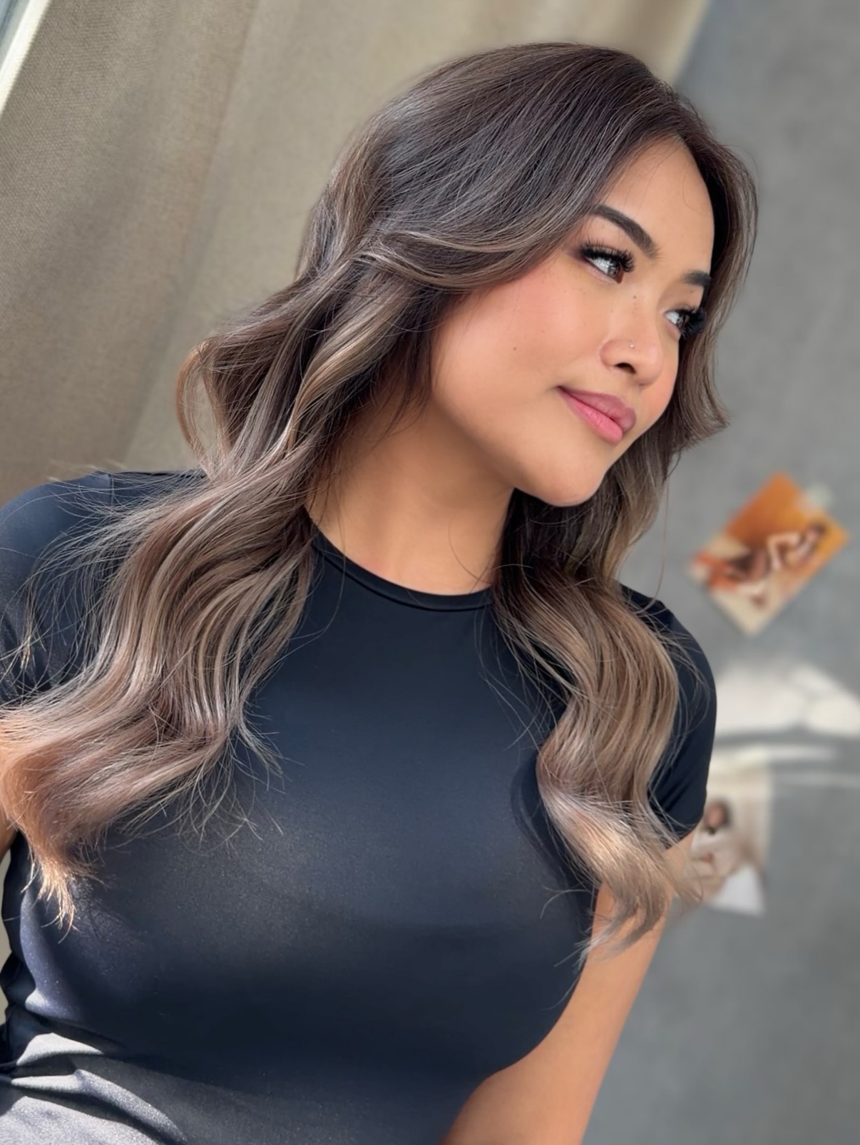 จากผมสีดำ
สู่สีที่ “เข้ากับเธอจริงๆ”  ไม่ใช่แค่ทำให้สว่างขึ้น
แต่ดูละมุนขึ้น และบาลานซ์มากขึ้น  ทั้งโทนสี ความลึก และกรอบหน้า
ถูกปรับให้เข้ากับตัวเธอ  เลยไม่ได้ดูเปลี่ยนแบบสุดขั้ว
แต่ความรู้สึกเปลี่ยนไปชัดเจน  ไม่ใช่แค่การเปลี่ยนลุค
แต่เป็นการ “ทำให้ใช่” มากขึ้น  From black hair to something that actually fits her.  Not just lighter—
but softer, more balanced, more her.  The tone, the depth, the way it frames the face—
everything is adjusted to match her natural features.  That’s why it doesn’t look like a drastic change.
But the feeling is completely different.  Less about transformation,
more about alignment.  Your style. By design.  Akiendo – Sukhumvit 39 & Ari  • Sukhumvit39 : Metropolis Suite by Hilton
• Ari : Vanit Village – Ari  TELSukhumvit39 branch: 02-004-8180  TELAri branch: 099-628-0016  LINE@: aki-endo
 Open: 10:00–20:00 (หยุดทุกวันอังคาร Tueday closed)  #Akiendo #personaldesign #bangkokhairsalon #AkiendoAri
#APDL