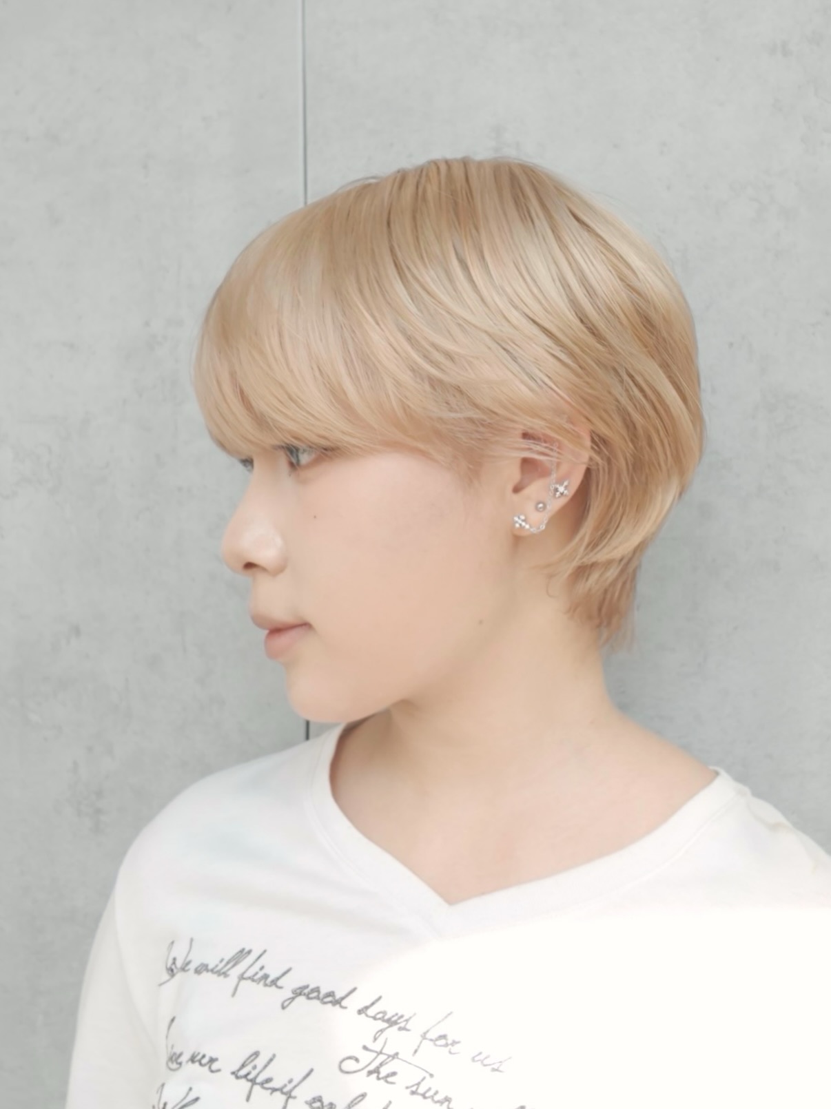 ดูเรียบง่าย…แต่จริงๆ ออกแบบมาแล้ว  คราฟต์ช็อตสไตล์นี้
︎ ออกแบบตามโครงหน้า
︎ ทำให้ช่วงคอดูสวยขึ้น
︎ ปรับหน้าม้าและด้านข้างให้บาลานซ์พอดี  ยิ่งผมสั้น ยิ่งซ่อนอะไรไม่ได้
เพราะฉะนั้น “การออกแบบ” คือทุกอย่าง  ไม่ใช่แค่ผมสั้นธรรมดา
แต่คือ “ผมสั้นที่เหมาะกับคุณ”  Your style. By design.  Simple—but precisely designed.  This craft short is created with:
︎ Structure based on your bone balance
︎ A neckline that enhances your silhouette
︎ Bangs and sides designed for perfect balance  The shorter the hair,
the less you can hide.  That’s why design matters.  Not just a short cut—
a short designed for you.  Your style. By design.  Akiendo – Sukhumvit 39 & Ari  • Sukhumvit39 : Metropolis Suite by Hilton
• Ari : Vanit Village – Ari  TELSukhumvit39 branch: 02-004-8180  TELAri branch: 099-628-0016  LINE@: aki-endo
 Open: 10:00–20:00 (หยุดทุกวันอังคาร Tueday closed)  #Akiendo #personaldesign #bangkokhairsalon #AkiendoAri
#APDL