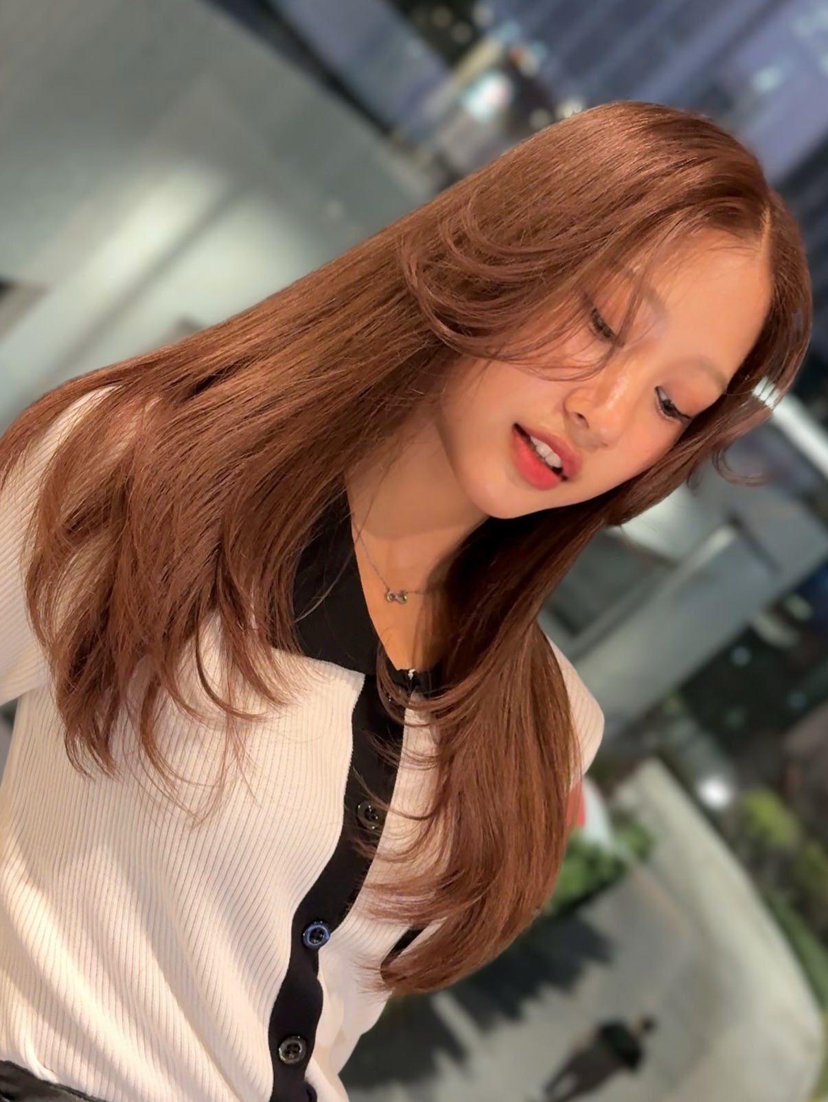 PEPPER X / YOK — MELTY VEIL LAYER  นุ่มนวล แต่ไม่ธรรมดา  หน้าม้าปัดเบา ๆ
ปลายผมเลเยอร์ที่พลิ้วไหว
โทนคาราเมลเบจที่กลมกลืนกับผิว  ความน่าดึงดูดที่ดูเป็นธรรมชาติ
แต่ถูก “ออกแบบ” อย่างตั้งใจ  นี่ไม่ใช่แค่ทรงผม
แต่นี่คือตัวตน  Hair Design by AKIENDO  PEPPER X / YOK
MELTY VEIL LAYER  Soft. Warm. Designed.  Hair is identity.
AKIENDO  Akiendo – Sukhumvit 39 & Ari  • Sukhumvit39 : Metropolis Suite by Hilton
• Ari : Vanit Village – Ari  TELSukhumvit39 branch: 02-004-8180  TELAri branch: 099-628-0016  LINE@: aki-endo
 Open: 10:00–20:00 (หยุดทุกวันอังคาร Tueday closed)  #Akiendo #personaldesign #bangkokhairsalon #AkiendoAri
#apdl