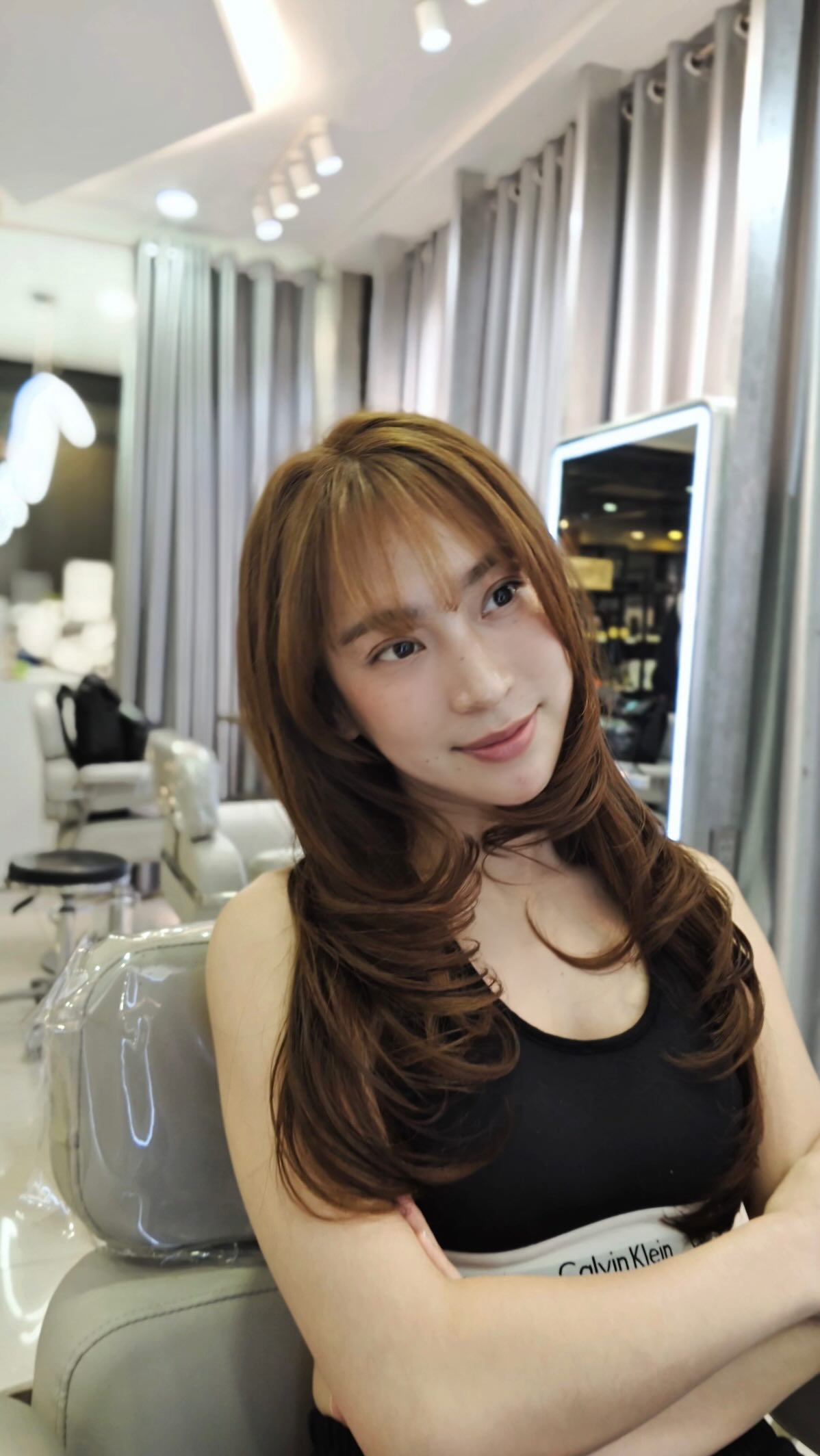 ลุคที่ดูธรรมดา
แต่บาลานซ์กำลังดี
@dreamapichaya  เลเยอร์กรอบหน้า
กับมูฟเมนต์นุ่มๆ  ที่ดูเข้ากันได้พอดี
เพราะออกแบบให้เข้ากับ
face type และ personal color ของคุณ  ไม่ว่าจะหน้ากล้องหรือในชีวิตจริง  เป็นตัวเอง…แต่ดูดีกว่าเดิม  Effortless, but intentional.  Soft layers around the face,
natural movement through the ends.  It fits—
because it’s designed for you.  On camera or in real life.  Just you, but better.  Your style. By design.  Akiendo – Sukhumvit 39 & Ari  • Sukhumvit39 : Metropolis Suite by Hilton
• Ari : Vanit Village – Ari  TELSukhumvit39 branch: 02-004-8180  TELAri branch: 099-628-0016  LINE@: aki-endo
 Open: 10:00–20:00 (หยุดทุกวันอังคาร Tueday closed)  #Akiendo #personaldesign #bangkokhairsalon #AkiendoAri
#APDL