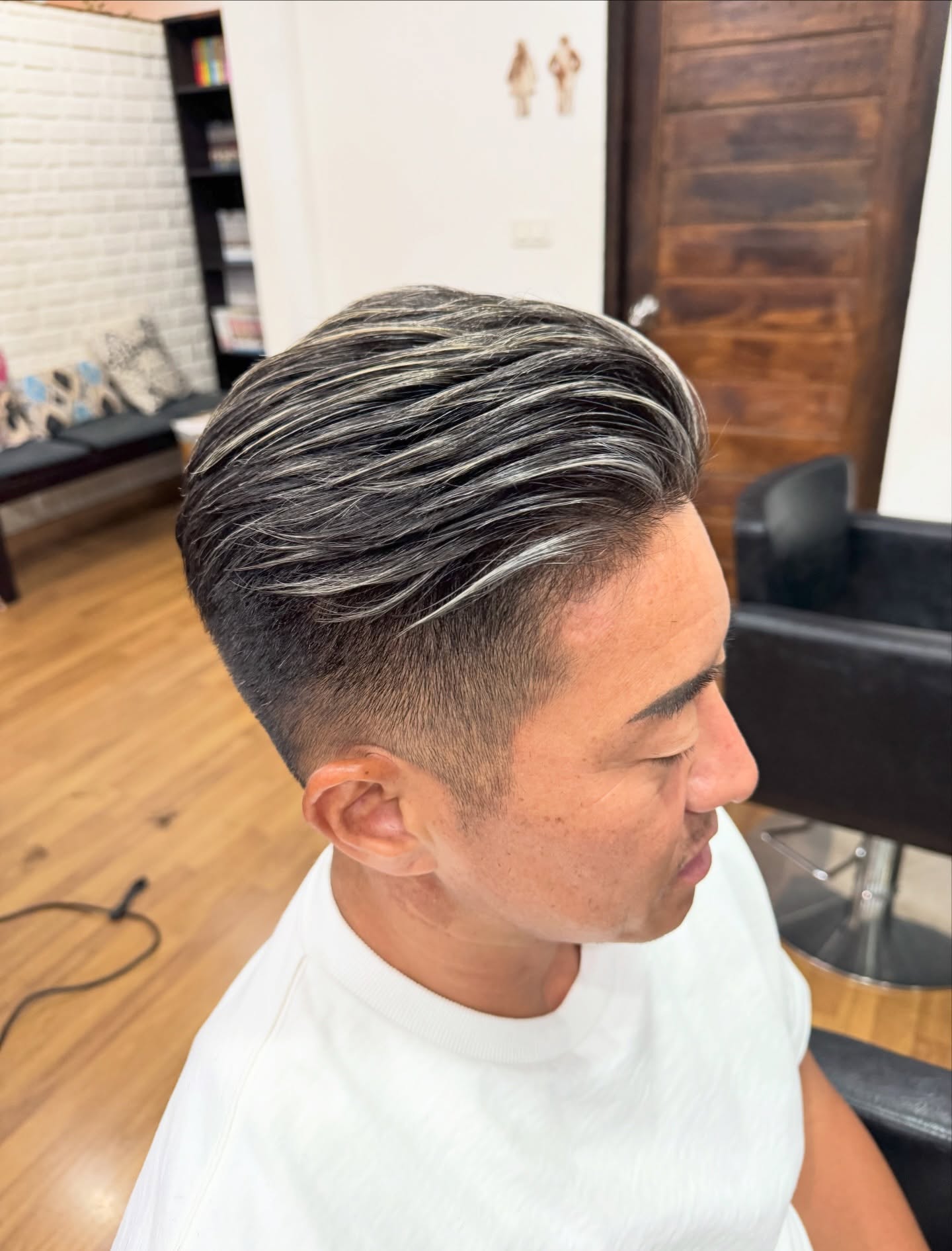 メンズのハイライト(メッシュ)  今回、太めにチップとって目立つようにハイライトを入れました。  ZANでメンズハイライトのオーダー増えてます！
”バンコクでメンズハイライトするならZAN“  『最近、白髪が気になってきたんだけど…』  とお客様からよく相談があるのですが、ZANでは白髪染め以外では、明るめのカラーで馴染ませることをオススメしています。  また、白髪ボカシたいけど全頭ブリーチで明るくしたりするのは抵抗あるなーという方にはハイライト(メッシュ)を提案しています。白髪に近い色でメッシュを入れる事で白髪がどこにあるか分かりにくくなります。  ※メッシュ(ハイライト)ご希望の場合、
髪の長さ(メッシュを入れたい部分が約7cm以上)が必要になります。
※白髪染、黒染めした事がある場合は脱色して明るくする事が難しいため事前にお知らせ下さい。  メンズハイライト(メッシュ)は
このような方におすすめ  ・白髪が気になり始めたけど白髪染めは嫌
・全体ブリーチは嫌だけどなんか明るく見せたい
・なんかイメチェンしたい
・動きのあるカラーにしたい
・おしゃれなカラーにしたい  ※真っ黒に白髪染めしている髪の場合、なかなか脱色出来ない場合もございますのでご了承下さい。
なお、約7cm以上の髪の長さが必要です。