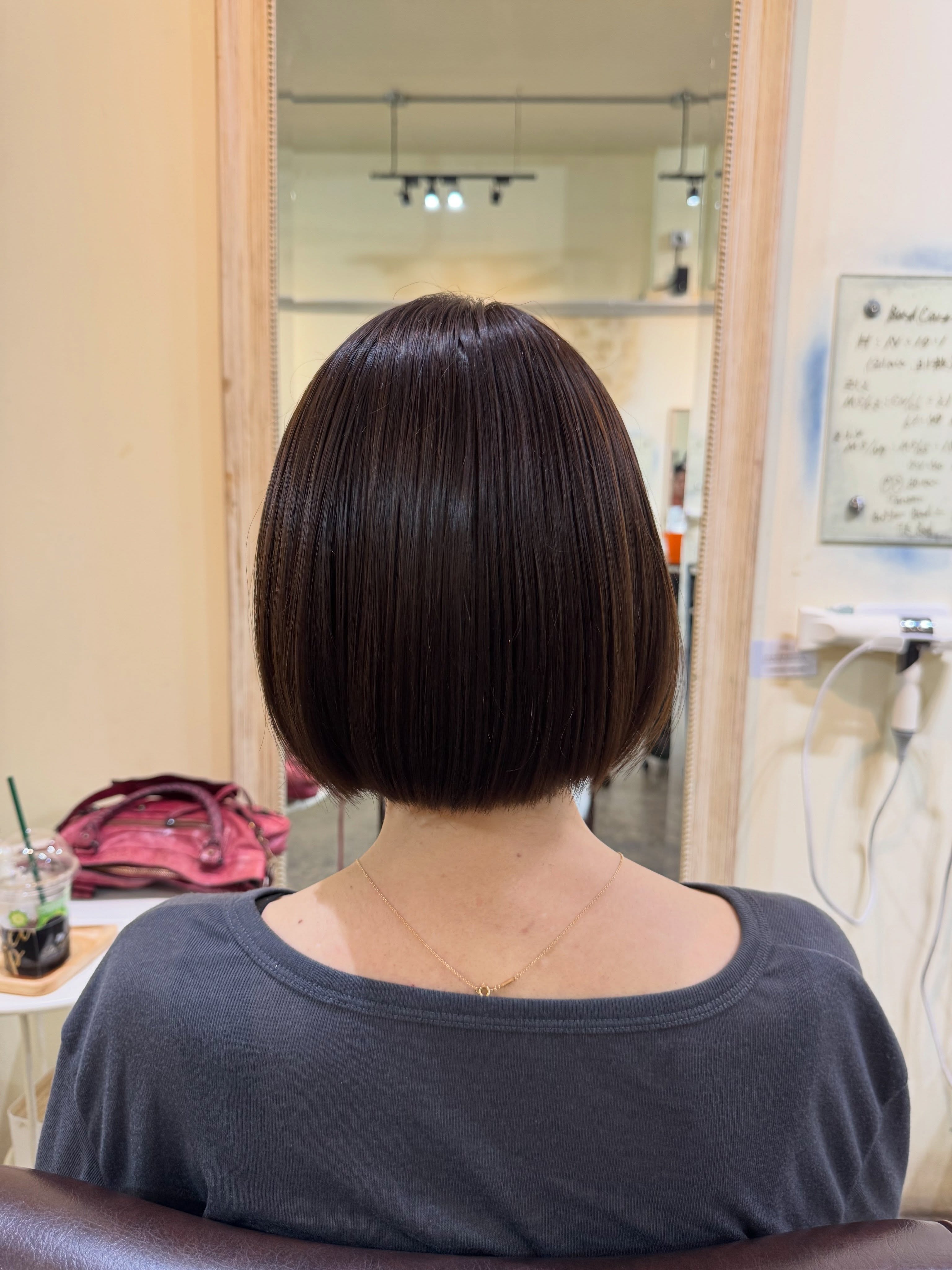 【ストレートは真っ直ぐにする事だけが目的ではなく、ストレートでデザインを作る】という話。  ストレートはこのように2種類あると思っていて、実際自分自身癖毛で中学の時から縮毛矯正をかけていましたが、いつもまっすぐになり過ぎるのが嫌でした。
美容師になってどうしたらもっとナチュラルなスタイルが作れるだろうか？と自分なりに試行錯誤してたどり着いたストレートの施術になります。
約50%の髪の毛をストレートにするのですが、ドライヤーで乾かしただけでこのストレート感です。
見ていただきたいのは毛先が自然に丸くなっているところ。　普通のストレートではなかなかこうなりません。  ボリューム感もナチュラルに残ります。
単純にダメージも半分ですね  バンコクでは自分だけの技術。  今度タイのサロン様向けに講習させて頂きます  A straightening service is not just about making the hair perfectly straight — it’s about creating a design with straight hair.  I believe there are two different types of “straightening.”
I personally have naturally curly hair and had Japanese straightening treatments since middle school, but I always disliked how unnaturally straight my hair became.  After becoming a hairstylist, I kept asking myself:
“How can I create a more natural style?”
Through a lot of trial and error, I developed this straightening technique.  Only about 50% of the hair is actually straightened, yet this is the smooth result you get just by blow-drying.  What I especially want you to notice is the naturally rounded ends.
With ordinary straightening, it’s very difficult to achieve this look.  The hair also keeps a natural volume and movement.
And simply put, the damage is reduced by about half as well  A technique unique to me here in Bangkok.  I’ll soon be teaching this technique in a seminar for salons in Thailand  【การยืดผมไม่ได้มีเป้าหมายแค่ทำให้ผมตรง แต่คือการ “สร้างดีไซน์” ด้วยผมตรง】  ผมมองว่าการยืดผมมีอยู่ 2 แบบ
จริง ๆ แล้วตัวผมเองก็เป็นคนผมหยิก และเริ่มยืดผมมาตั้งแต่สมัยมัธยม แต่ผมไม่ชอบเลยเวลาผมตรงแข็งและดูไม่เป็นธรรมชาติ  พอได้มาเป็นช่างทำผม ผมจึงเริ่มคิดว่า
“ทำอย่างไรถึงจะสร้างทรงที่ดูธรรมชาติมากขึ้นได้?”
และจากการลองผิดลองถูกมากมาย จึงกลายมาเป็นเทคนิคการยืดแบบนี้ครับ  ในการทำจริง จะยืดเพียงประมาณ 50% ของเส้นผมเท่านั้น แต่แค่เป่าแห้งด้วยไดร์ ก็ได้ลุคตรงสวยแบบนี้แล้ว  จุดที่อยากให้สังเกตคือ “ปลายผมที่โค้งอย่างเป็นธรรมชาติ”
ซึ่งการยืดทั่วไปค่อนข้างทำออกมาได้ยาก  และยังคงมีวอลลุ่มของทรงผมแบบธรรมชาติอยู่ด้วย
รวมถึงความเสียหายต่อเส้นผมก็ลดลงประมาณครึ่งหนึ่งเช่นกัน  เป็นเทคนิคที่มีเฉพาะของผมในกรุงเทพฯ  เร็ว ๆ นี้ผมจะมีโอกาสสอนเทคนิคนี้ให้กับซาลอนในประเทศไทยด้วยครับ