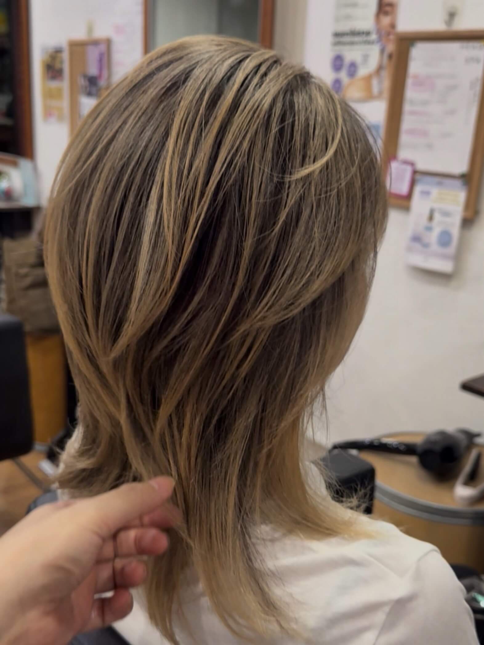 ☆Wolf × Balayage☆ ウルフスタイル×バレイヤージュ ウルフカットスタイルにバレイヤージュを合わせたデザイン。
こちらはドライのみですが、巻いたりスタイリングしてもカッコいいデザインです。 ※こちらのカラーは極力ダメージを抑える様にケアブリーチを使用しておりますが、
ブリーチしない通常カラーよりもダメージが大きいですのでご理解の上オーダーしていただいております。
