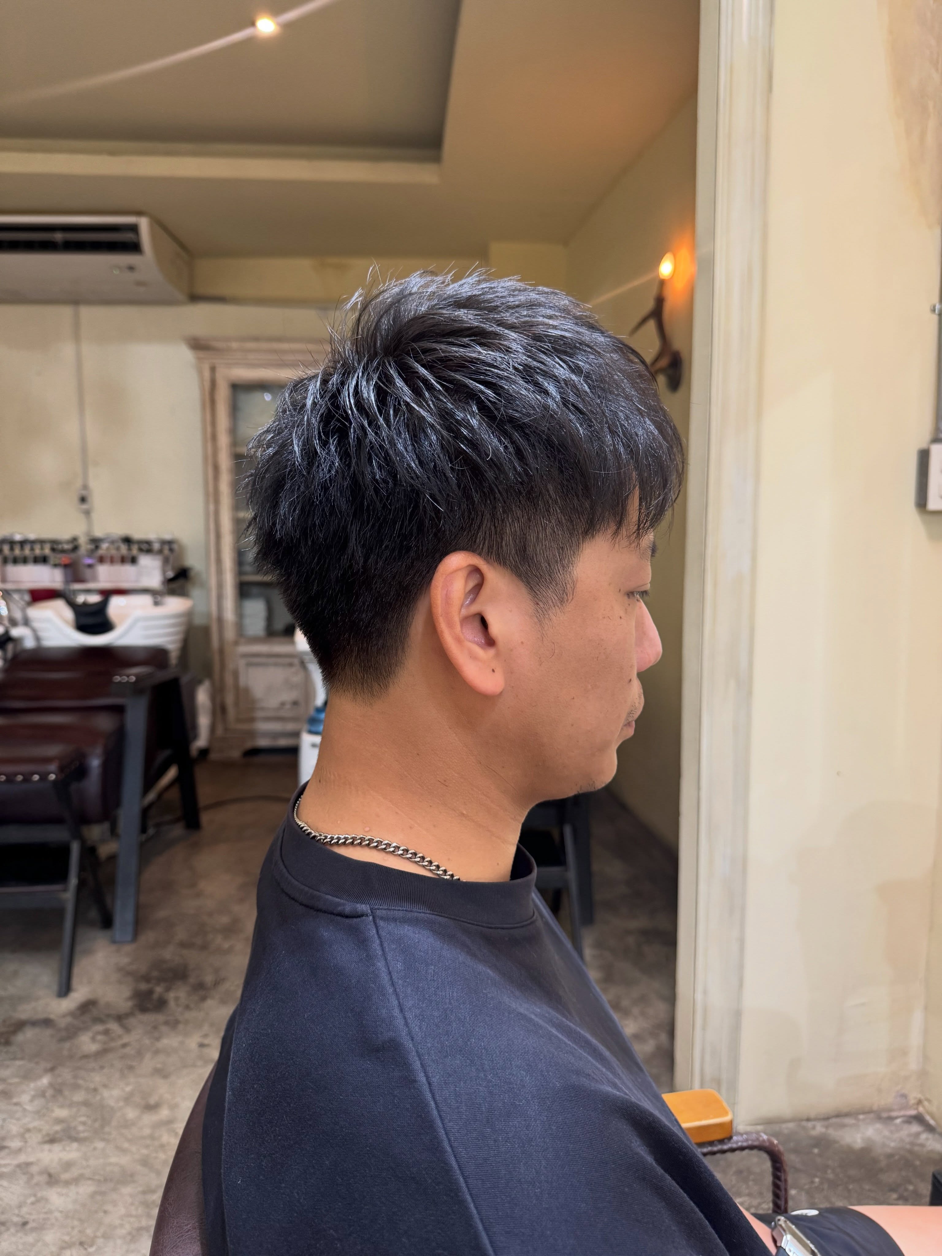 王道ツーブロックスタイル。
襟足の処理にこだわりを持っています。  ナチュラルにしたい方は刈り上げ部分をかなりグラデーションをかけると柔らかくナチュラルになりますのでご参考にして下さい  Classic two-block style 
We pay special attention to the neckline and nape area for a clean, balanced finish.  If you prefer a more natural look, creating a soft gradient in the undercut area will make the style look smoother and more natural  ทรง Two-Block สไตล์คลาสสิก 
ทางร้านใส่ใจรายละเอียดบริเวณท้ายทอยเป็นพิเศษ เพื่อให้ทรงดูสะอาดและบาลานซ์สวยงาม  สำหรับคนที่อยากได้ลุคธรรมชาติ แนะนำให้ไล่ระดับบริเวณด้านข้างและด้านหลังให้มีความนุ่มนวล จะช่วยให้ทรงดูซอฟต์และเป็นธรรมชาติมากขึ้น  #menshair #bangkok #phromphong #hairstylist #sukhumvit39