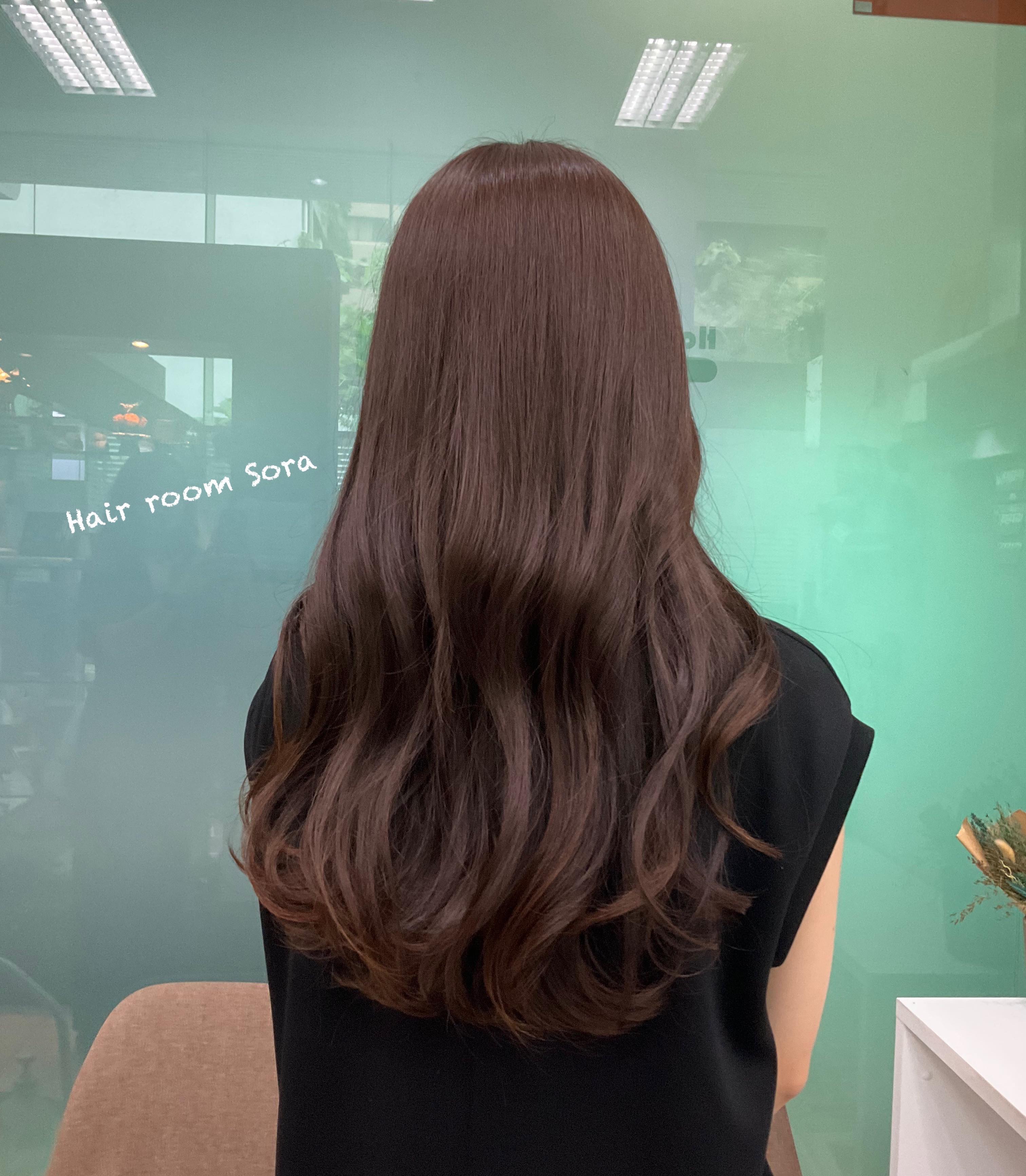 🤎🥝Matt Brown Color(マットブラウン)🥝🤎  くすみ感のある寒色系ブラウンは透明感が出やすく、ナチュラルなのにおしゃれな印象に仕上がります
赤みを抑えたい、透明感か欲しい方におすすめのヘアカラーです  Recommended for those who want to reduce red tones and achieve a soft, transparent look  …………………………
ร้าน Hair Room Sora 299/7 ชั้น1, Sukhumvit Living Town, ซอยสุขุมวิท21(อโศก)
️ 02-169-1622
 Line : @575zzlqc (มี @)  #Hairroomsora #Hairroomsorabangkok #🤖 #Hairstyle #sukhumvit21 Japanesesalon DigitalPerm デジパ ヘアールームソラ fashioncolor ร้านซาลอนญี่ปุ่น ซาลอน ทำผมรับปริญญา ทำผมออกงาน รับทำผม ดัดดิจิตอล ยืดผม ย้อมผม Repost head spa bangkok バンコク 美容院 hair spa bangkok バンコク ヘッドスパ バンコク 美容院 メンズ バンコク　美容室 japanese head spa bangkok bangkok head spa hair salon bangkok bangkok hair salon