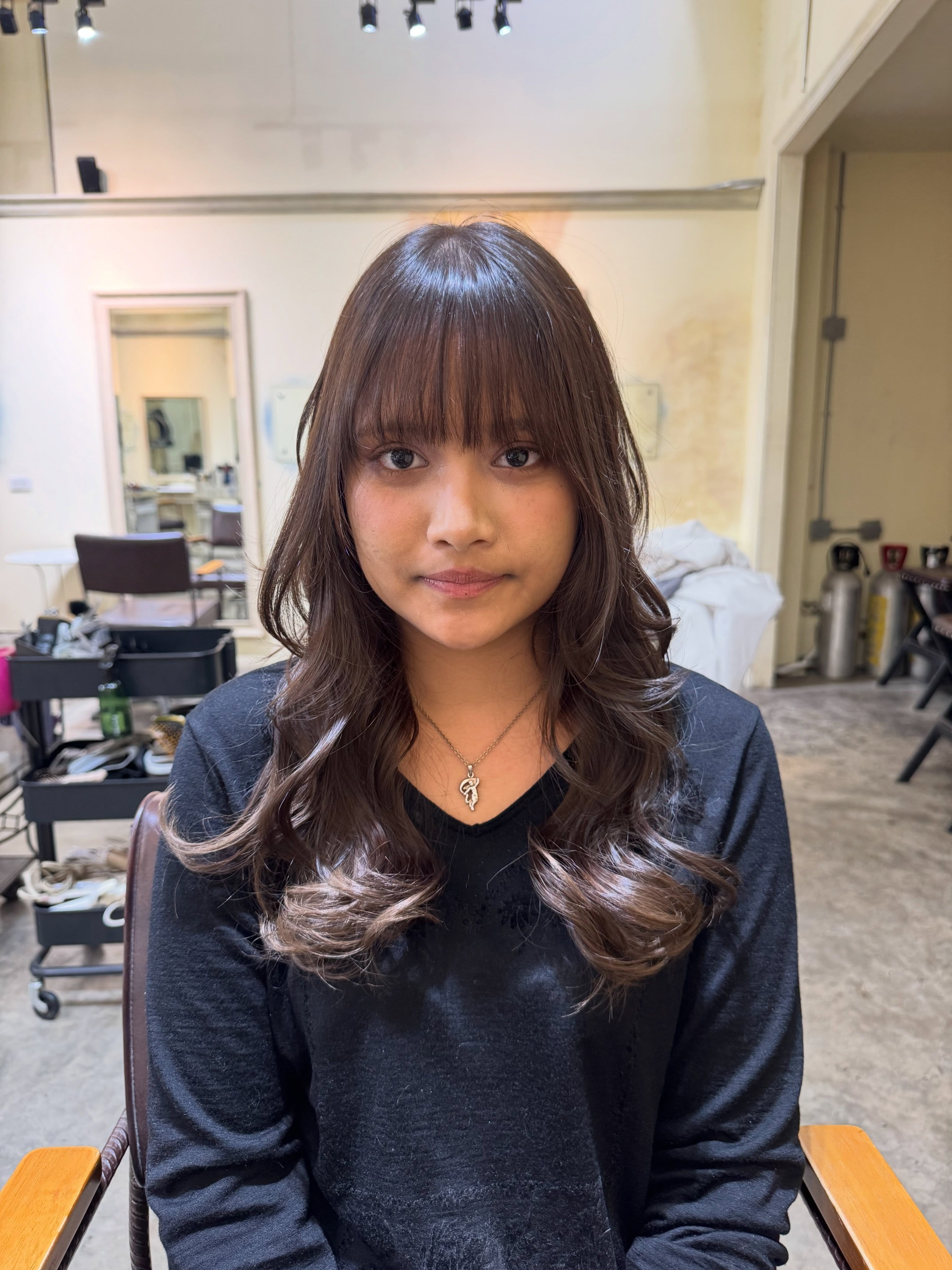 New Technique 日本で話題の【Cross Perm】
1、2、3枚目　アフター
4枚目　ビフォー  前髪がクセで割れて自然に落ちず、つむじ周りも割れてしまっているお客様。  クロスパーマで生えグセをコントロールして自然に落ちる髪の毛になりました。  クロスパーマ　1500バーツ〜  New Technique  Trending in Japan 【Cross Perm】
Photos 1, 2, 3: After
Photo 4: Before  This customer had bangs that naturally split apart due to strong hair growth patterns, making it difficult for the hair to fall naturally. The crown area was also separating because of the cowlick.  With Cross Perm, we were able to control the hair growth direction and create a more natural, smooth flow.  Cross Perm: from 1,500 THB〜  เทคนิคใหม่ 【Cross Perm】เทรนด์ดังจากญี่ปุ่น
รูปที่ 1, 2, 3 : หลังทำ
รูปที่ 4 : ก่อนทำ  ลูกค้าท่านนี้มีปัญหาหน้าม้าแยกจากกันเพราะทิศทางเส้นผม ทำให้ผมไม่ตกธรรมชาติ และบริเวณขวัญผมก็แยกออกชัดเจนเช่นกัน  ด้วยเทคนิค Cross Perm เราสามารถปรับทิศทางเส้นผมให้ควบคุมง่ายขึ้น และทำให้ผมตกอย่างเป็นธรรมชาติ  Cross Perm ราคาเริ่มต้น 1,500 บาท〜  #crossperm #perm #bang #dear