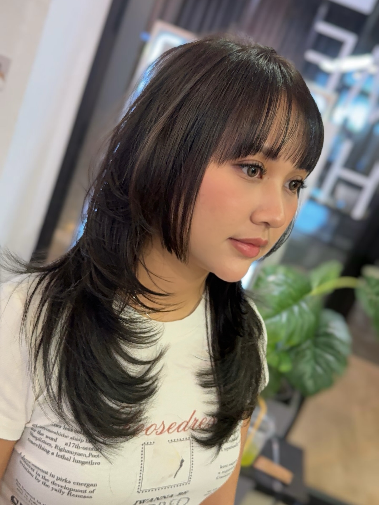 การออกแบบทรงผมในยุคต่อไป
กำลังเปลี่ยนจาก
“การทำตามเทรนด์”
สู่
“การออกแบบให้เข้ากับแต่ละคน”  ทรงนี้เลือกเก็บน้ำหนักของเส้นผมไว้
พร้อมเพิ่มเลเยอร์รอบกรอบหน้า
เพื่อให้ได้ทั้งความพลิ้วและบาลานซ์ที่ช่วยให้ใบหน้าดูเล็กลง  หน้าม้าถูกปรับให้ดวงตาดูไม่หนักเกินไป
และเพิ่มมูฟเมนต์เบา ๆ ที่ปลายผม  ลุคดูธรรมชาติ
แต่ยังมีความรู้สึกของเทรนด์ปัจจุบันอยู่  ไม่ใช่แค่ “ดูเหมือนเทรนด์”
แต่คือเทรนด์ที่เข้ากับตัวคุณจริง ๆ  Hair design is shifting from
“following trends”
to
“designing for the individual.”  This style keeps a sense of weight
while adding face-framing layers
to create both movement and a balanced, smaller-looking silhouette.  The bangs are adjusted
so the eyes don’t appear too heavy,
while soft movement is added to the ends.  Natural,
but still carrying a modern mood.  Not just “trendy,”
but a trend that truly fits you.  Akiendo – Sukhumvit 39 & Ari  • Sukhumvit39 : Metropolis Suite by Hilton
• Ari : Vanit Village – Ari  TELSukhumvit39 branch: 02-004-8180  TELAri branch: 099-628-0016  LINE@: aki-endo
 Open: 10:00–20:00 (หยุดทุกวันอังคาร Tueday closed)  #Akiendo #วิเคราะห์ทรงผม #bangkokhairsalon #AkiendoAri
#APDL