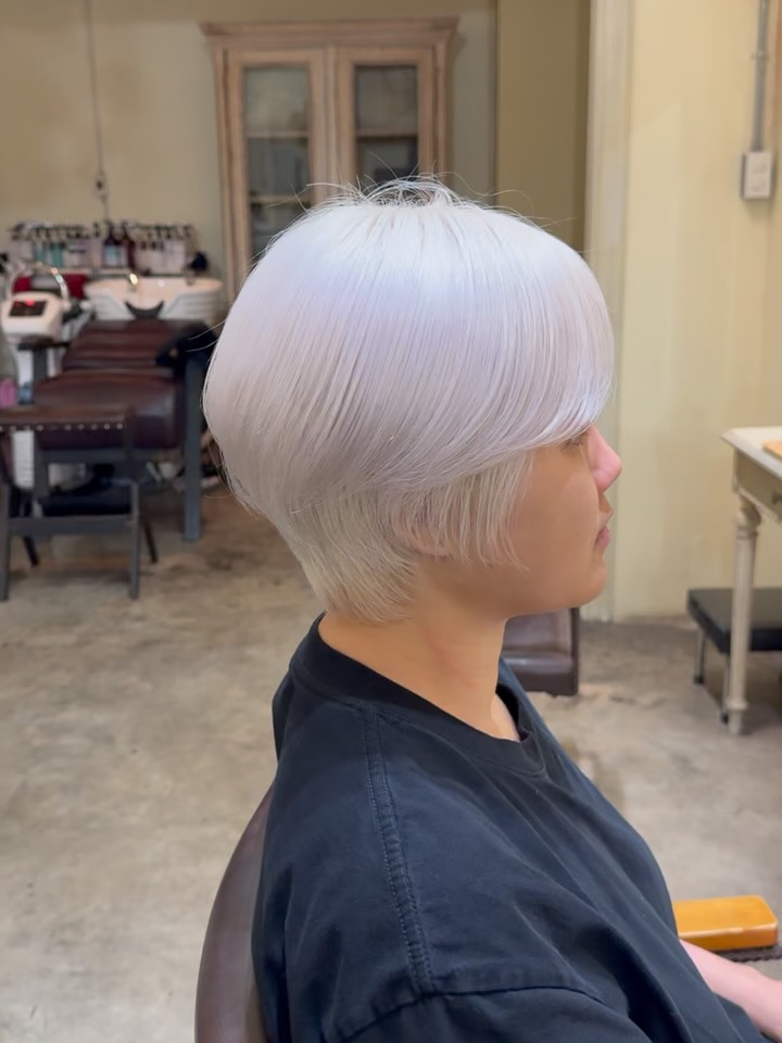 ブリーチヘアーを繰り返していくと綺麗なホワイトが作れます。
アシスタントの技術の向上しよりスピーディーにダメージレスで施術できるようになってきました️ With repeated bleaching sessions, it is possible to achieve a beautiful, clean white blonde color. Thanks to the improvement of our assistants’ skills and techniques, we are now able to perform the process more quickly while minimizing damage to the hair. การทำสีผมด้วยการฟอกอย่างต่อเนื่องและถูกวิธี จะช่วยให้สามารถสร้างสีขาวสวยสะอาดได้ ด้วยการพัฒนาทักษะและเทคนิคของทีมผู้ช่วยของเรา ทำให้ปัจจุบันสามารถให้บริการได้รวดเร็วยิ่งขึ้น พร้อมลดความเสียหายต่อเส้นผมให้น้อยที่สุดเท่าที่จะเป็นไปได้