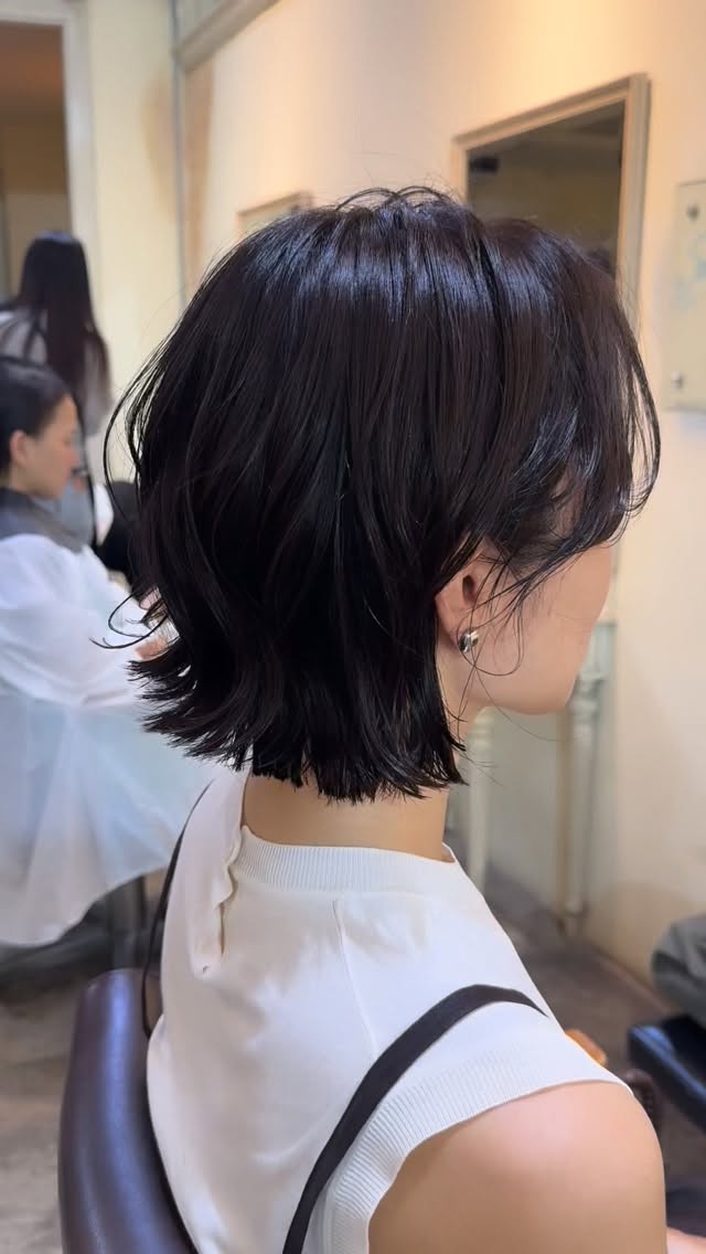 切りっぱなしのボブにフロントレイヤーを入れて顔周りに動きをプラス  A blunt bob with front layers added to create more movement and softness around the face  ตัดบ๊อบปลายตรง เพิ่มเลเยอร์ด้านหน้า เพื่อให้กรอบหน้าดูมีมิติและเคลื่อนไหวสวยเป็นธรรมชาติ  #bangkok #hair #dear #sukhumvit39 #phromphong