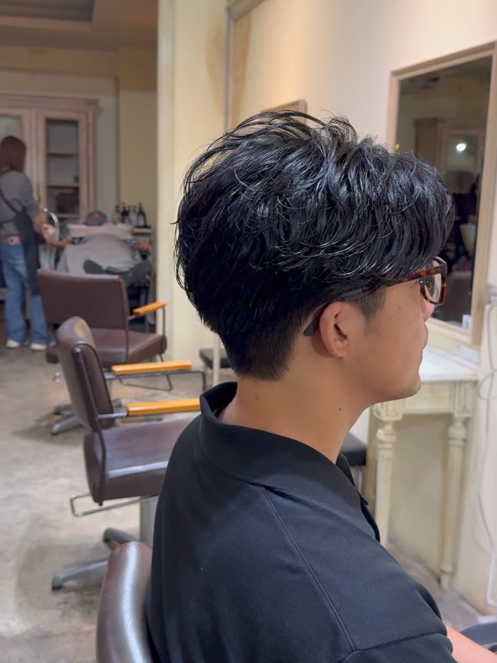 最近はパーマスタイルにムースで仕上げることが多いです。
大人セクシーなスタイルが人気です  #bangkok #mensperm #phromphong #sukhumvit39