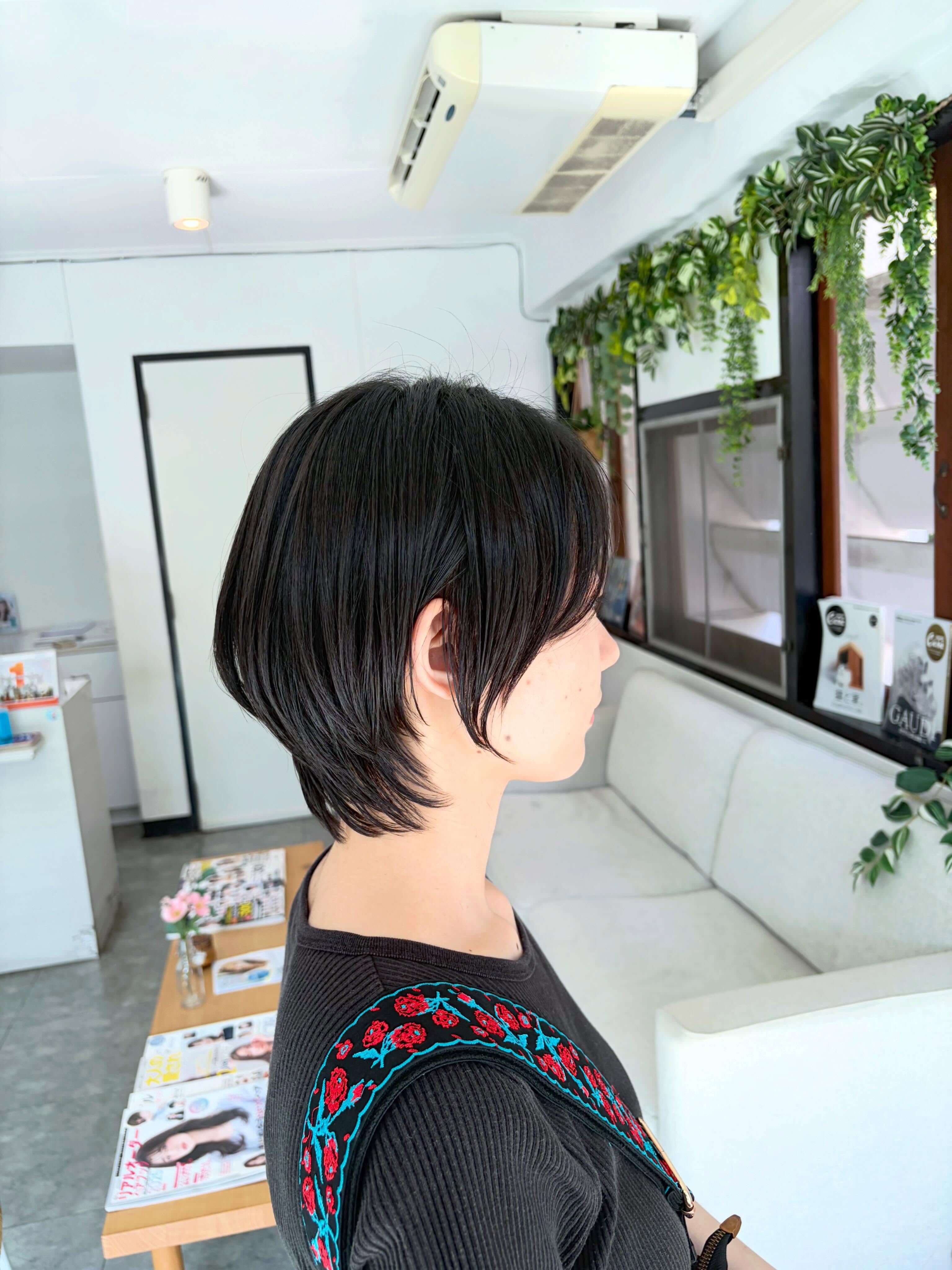 自然体なウルフショート
シンプルなショートスタイルだからこそ繊細な質感調整で束感や透け感を大切にしながらカットしています
髪がどこに動いてもフィットするようなお洒落感のあるスタイルが好きです Stylist Ryu ご覧頂きありがとうございます
.
バンコクでも日本と変わらないトレンド感いっぱいの素敵なhairを楽しんでもらいたい!
.
そんな気持ちでトンローとプラカノンで美容院をやっています
.
.
※毛量が多い
※クセで広がる
※タイの水が合わない
※艶がほしい
※今っぽい感じの髪型にしたい
バッサリカットもお気軽にご予約ご相談下さい
.
.
【透けるcolor】と【はちみつトリートメント】が大好評です #balcony_hair
.
.
【トンロー(sukhumvit soi 47)店】
Web予約https://reservia.jp/shop/reserve/4294
℡021157714
Open9:00-18:00
BTSプロンポンBTSトンローから徒歩7分
定休日→火曜日+第2,4水曜日
.
【プラカノン店】
Web予約https://reservia.jp/shop/reserve/4480
℡020561122は
Open9:00-20:00
BTSプラカノンから徒歩1分
BTSエカマイから徒歩5分
定休日→火曜日+第3水曜日 #bangkok #hairsalon #hairstyle #japanesebkklifeバンコク生活バンコクライフバンコク暮らしバンコクランチバンコクバンコクカフェバンコクレストランタイ海外生活海外在住海外駐在バンコク美容院バンコク美容室バンコク駐在妻バンコク駐在予定バンコク美容髪質改善海外美容師バンコク在住海外美容師求人タイ生活