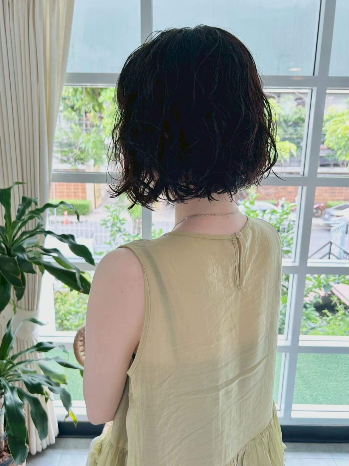 ボブ×パーマ
ボブスタイルとパーマは相性抜群🫶
動きが出やすいように軽めに質感調整してから中間からリッジが出るようにしっかりとパーマをかけています️
スタイリングはハーフドライでムースやオイルを揉み込んで自然乾燥なのでラクラクです  Stylist Yumi  ご覧頂きありがとうございます
.
バンコクでも日本と変わらないトレンド感いっぱいの素敵なhairを楽しんでもらいたい！
.
そんな気持ちでトンローとプラカノンで美容院をやっています
.
.
※毛量が多い
※クセで広がる
※タイの水が合わない
※艶がほしい
※今っぽい感じの髪型にしたい
バッサリカットもお気軽にご予約ご相談下さい
.
.
【透けるcolor】と【はちみつトリートメント】が大好評です #balcony_hair
.
.
【トンロー(sukhumvit soi 47)店】
Web予約https://reservia.jp/shop/reserve/4294
℡021157714 
Open9:00-18:00 
BTSプロンポンBTSトンローから徒歩7分
定休日→火曜日＋第2,4水曜日
.
【プラカノン店】
Web予約https://reservia.jp/shop/reserve/4480
℡020561122は
Open9:00-20:00
BTSプラカノンから徒歩1分
BTSエカマイから徒歩5分
定休日→火曜日＋第3水曜日  #bangkok #hairsalon #hairstyle #japanesebkklifeバンコク生活バンコクライフバンコク暮らしバンコクランチバンコクバンコクカフェバンコクレストランタイ海外生活海外在住海外駐在バンコク美容院バンコク美容室バンコク駐在妻バンコク駐在予定バンコク美容髪質改善海外美容師バンコク在住海外美容師求人タイ生活