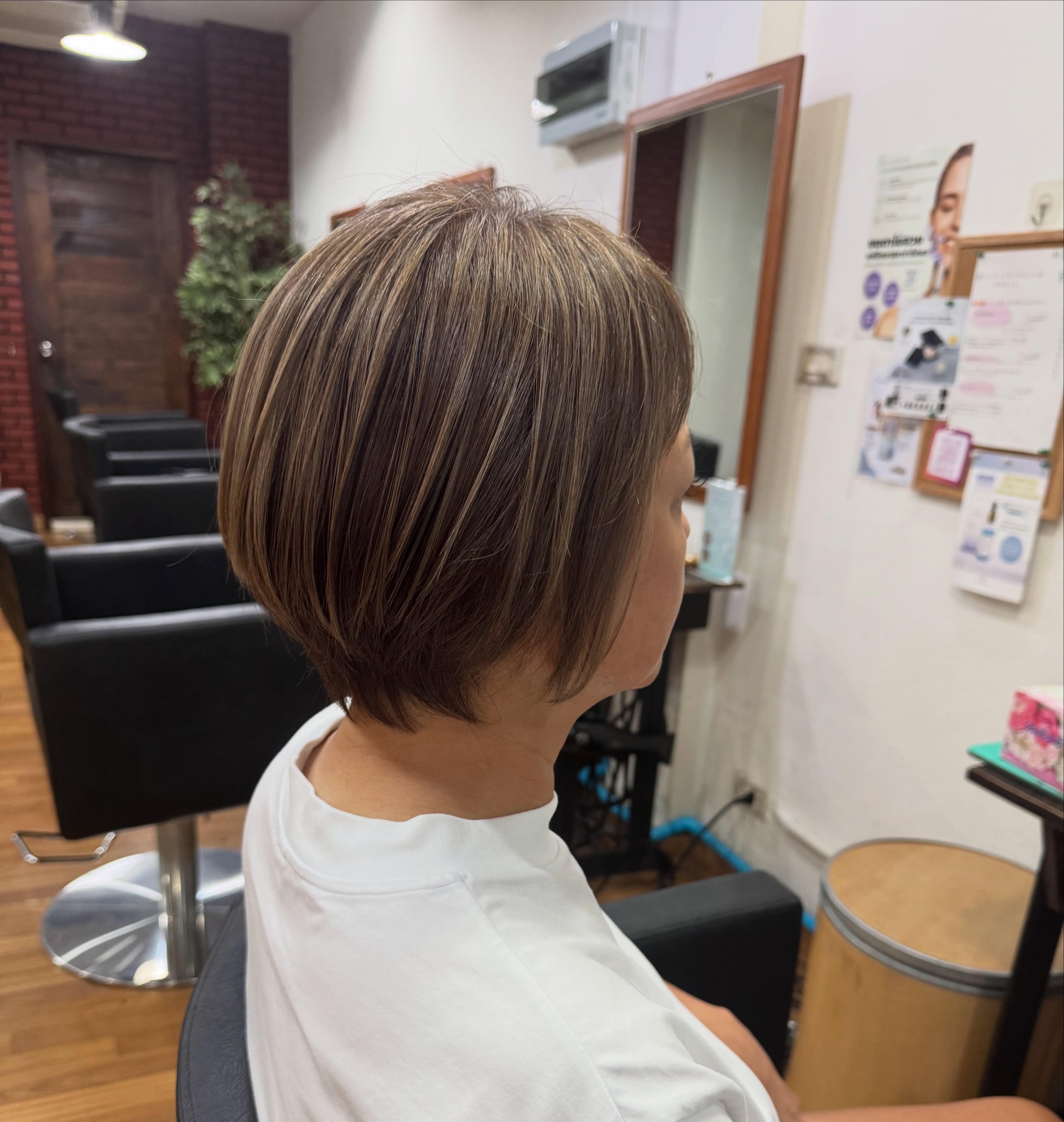 Highlight & gray beige
ハイライト& グレージュ  トップ中心にハイライトを入れて、全体にグレーベージュで淡い雰囲気のカラーに。
ハイライトが入ることにより白髪も目立たなくなり髪に動きや立体感も出るのでおすすめです。  ※ブリーチ部分はトップ中心なので全体ブリーチよりもダメージは少ないですが、ブリーチを使用するカラーの場合、
通常カラーよりダメージがありますのでご理解いただいてからオーダーをお願いしております。