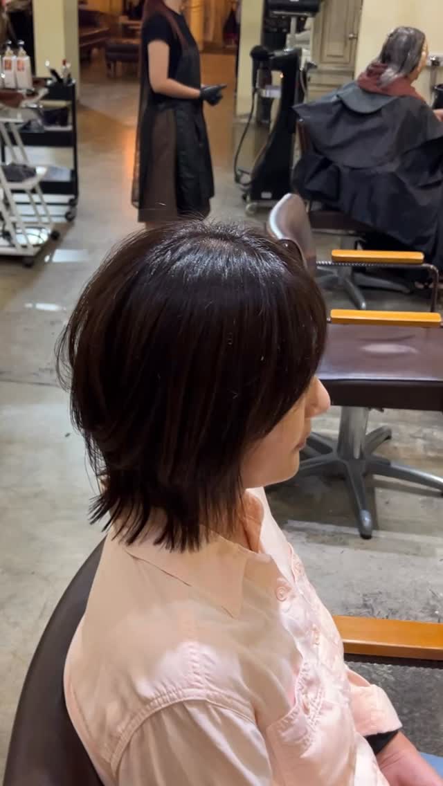 【くびれ感のあるレイヤースタイル】 重たく見えやすいミディアムヘアを、
顔まわりから自然につながるレイヤーで
柔らかく動きのあるシルエットへ 毛先に自然なくびれ感をつくることで、
横顔や後ろ姿まで綺麗に見えるスタイルに 『巻きすぎないナチュラル感が欲しい』
『軽さは欲しいけどスカスカにはしたくない』
『韓国っぽい柔らかい雰囲気にしたい』 そんな方におすすめです 乾かすだけでもまとまりやすく、
オイルやバームを軽くつけるだけで
柔らかい質感が出やすいデザイン 自然な艶感と、
女性らしいくびれシルエットを大切にしています ⸻ 🇹🇭【เลเยอร์สไตล์เกาหลี มีวอลลุ่มและช่วงคอดสวย】 เพิ่มมิติและความพลิ้วให้ทรงผมด้วยเลเยอร์นุ่ม ๆ
ช่วยให้ผมดูเบา แต่ยังคงความมีน้ำหนักสวยงาม ปลายผมมีช่วงคอดอย่างเป็นธรรมชาติ
ช่วยให้มุมด้านข้างและด้านหลังดูสวยมากขึ้น เหมาะสำหรับคนที่ต้องการ ลุคเกาหลีธรรมชาติ
ผมดูพลิ้ว มีวอลลุ่ม
ดูแลง่าย จัดทรงง่าย
ผมเงาสวย ดูละมุน ⸻ 【Soft Layered Hair with Natural Shape】 A soft layered style designed
to create elegant movement and a natural silhouette The subtle shape around the ends
adds softness and dimension,
while keeping the hair easy to manage Perfect for those who want: Soft Korean-inspired hair
Natural movement and volume
Elegant glossy texture
Easy everyday styling Stylist : TAKA ⸻ DEAR Hair Design
�