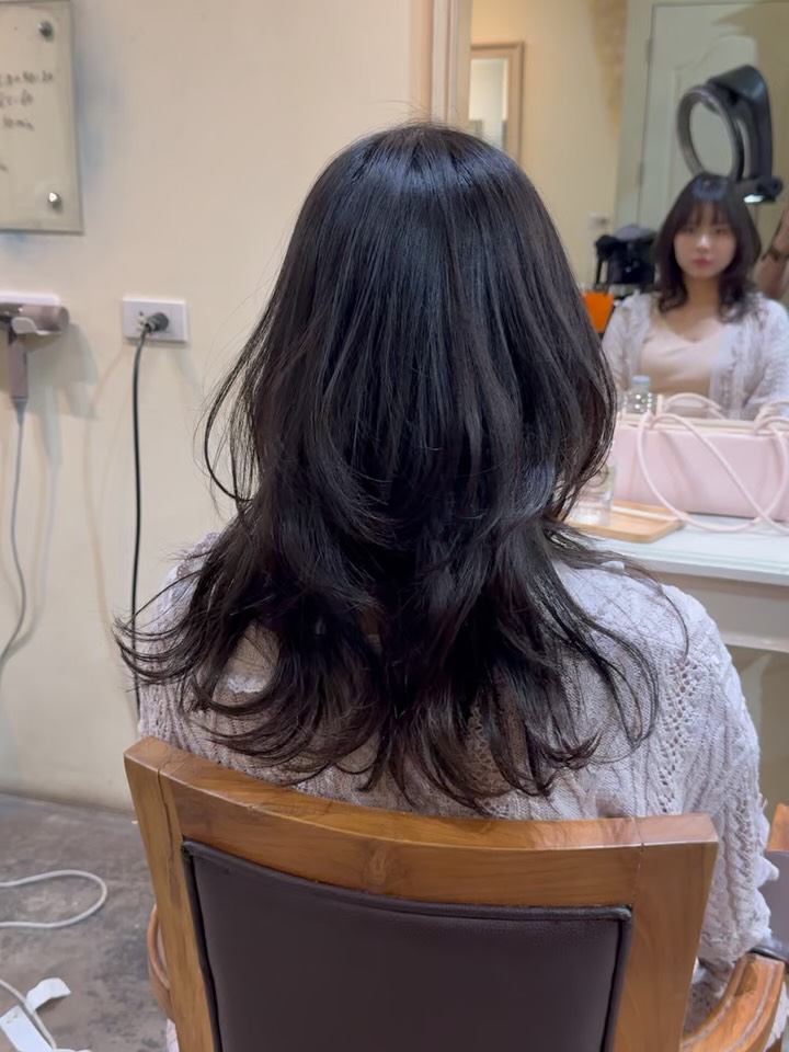 レイヤーを沢山入れてイメチェンしました
アンダーは波巻きでトップは毛先に少しカールを作っています!
流行のバタフライカットをベースに切りました(似合わせました) We added plenty of layers to create a fresh new look The under section features soft wave curls, while the top section has gentle curls at the ends to add movement and texture The haircut is based on the trending Butterfly Cut, customized to complement your face shape and overall style perfectly. 🏻 เพิ่มเลเยอร์เยอะขึ้นเพื่อเปลี่ยนลุคให้ดูสดใหม่มากขึ้น
ด้านในดัดลอนคลื่น (Wave Perm) และบริเวณด้านบนเพิ่มลอนอ่อน ๆ ที่ปลายผมเพื่อให้ดูมีมิติและเคลื่อนไหวสวยงามครับ
ตัดโดยใช้ทรง Butterfly Cut ที่กำลังเป็นเทรนด์เป็นพื้นฐาน และปรับให้เข้ากับรูปหน้าและบุคลิกของลูกค้าครับ