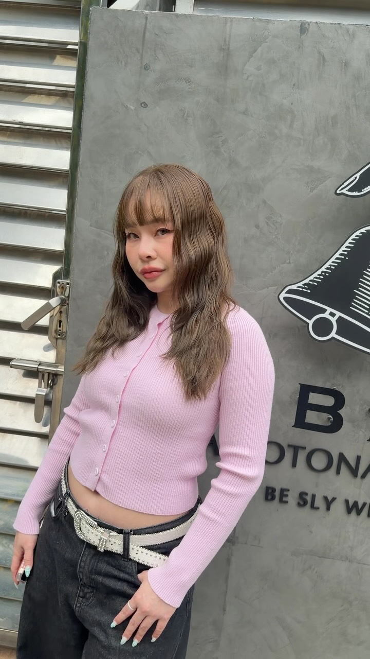 Ash beige hair color
透明感あふれるアッシュベージュで、髪にやさしい柔らかさと上質なツヤを。肌なじみが良く、どんなスタイルにも自然に溶け込む、シンプルで洗練されたカラーです。 เติมความโปร่งใสให้เส้นผมด้วย Ash Beige ที่มอบความนุ่มละมุนและประกายเงางามอย่างเป็นธรรมชาติ สีที่เข้ากับโทนผิวได้อย่างลงตัว เข้าได้กับทุกสไตล์ ให้ลุคเรียบง่ายแต่ดูมีระดับในแบบญี่ปุ่น 一人ひとりのお客様の悩みに合わせて施術させていただきます ご予約、ご相談はDMからお気軽にお問い合わせお待ちしております #バンコク #バンコク美容室 #バンコク旅行 #バンコク在住 #バンコク駐在