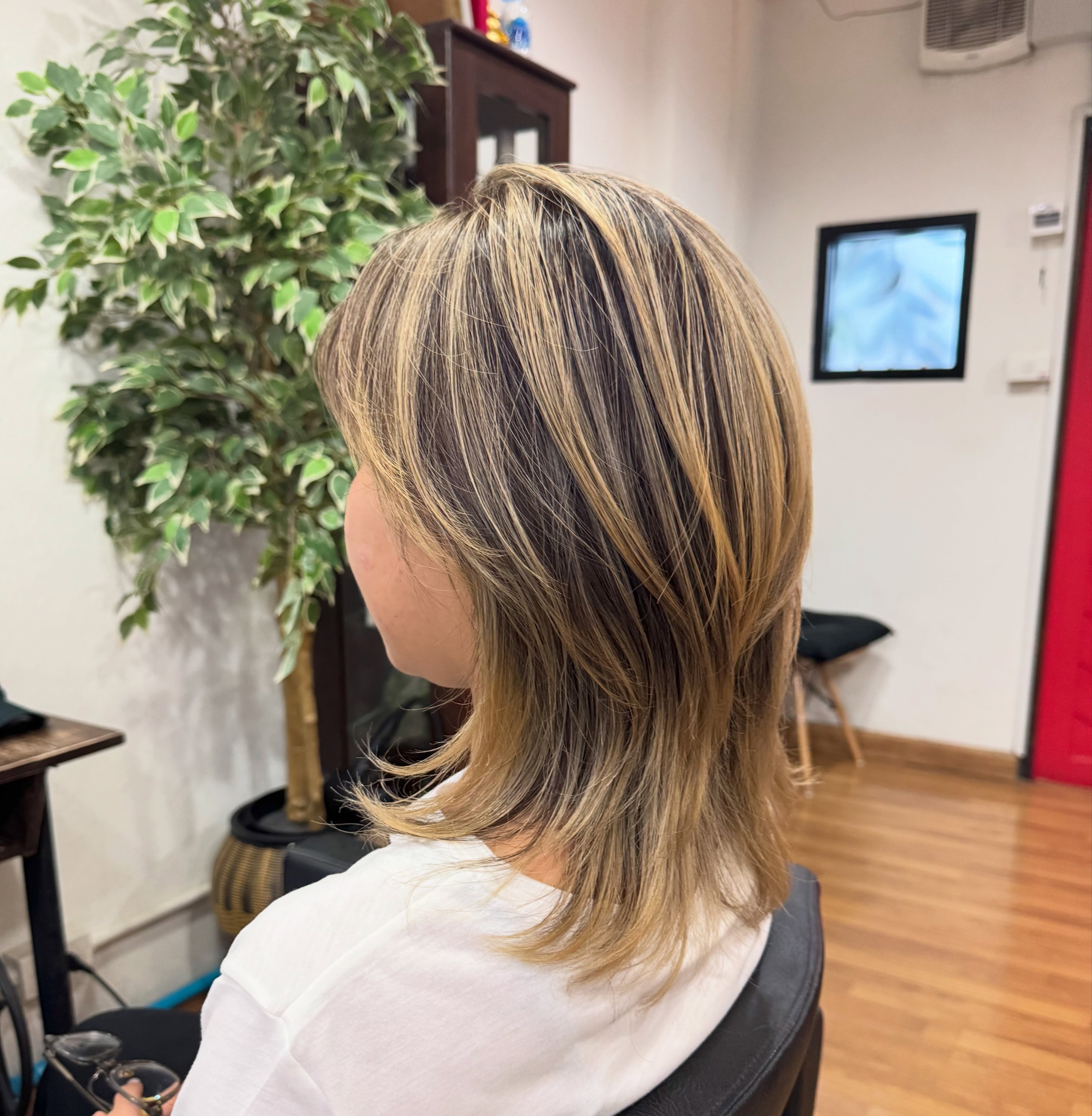 Balayage×Wolfcut
バレイヤージュ×ウルフカット ウルフカットのスタイルにバレイヤージュのカラーデザインでより動きと立体感のあるヘアスタイルになりました。 バレイヤージュは根元が伸びてもプリンが気になりにくいので、プリンになりたくないよという方にはおすすめのカラーデザイン。 ※こちらのデザインはブリーチを使用するカラーになりますので通常のカラーよりもダメージが出ますのでご理解いただいた上でオーダーされますようお願いいたします。