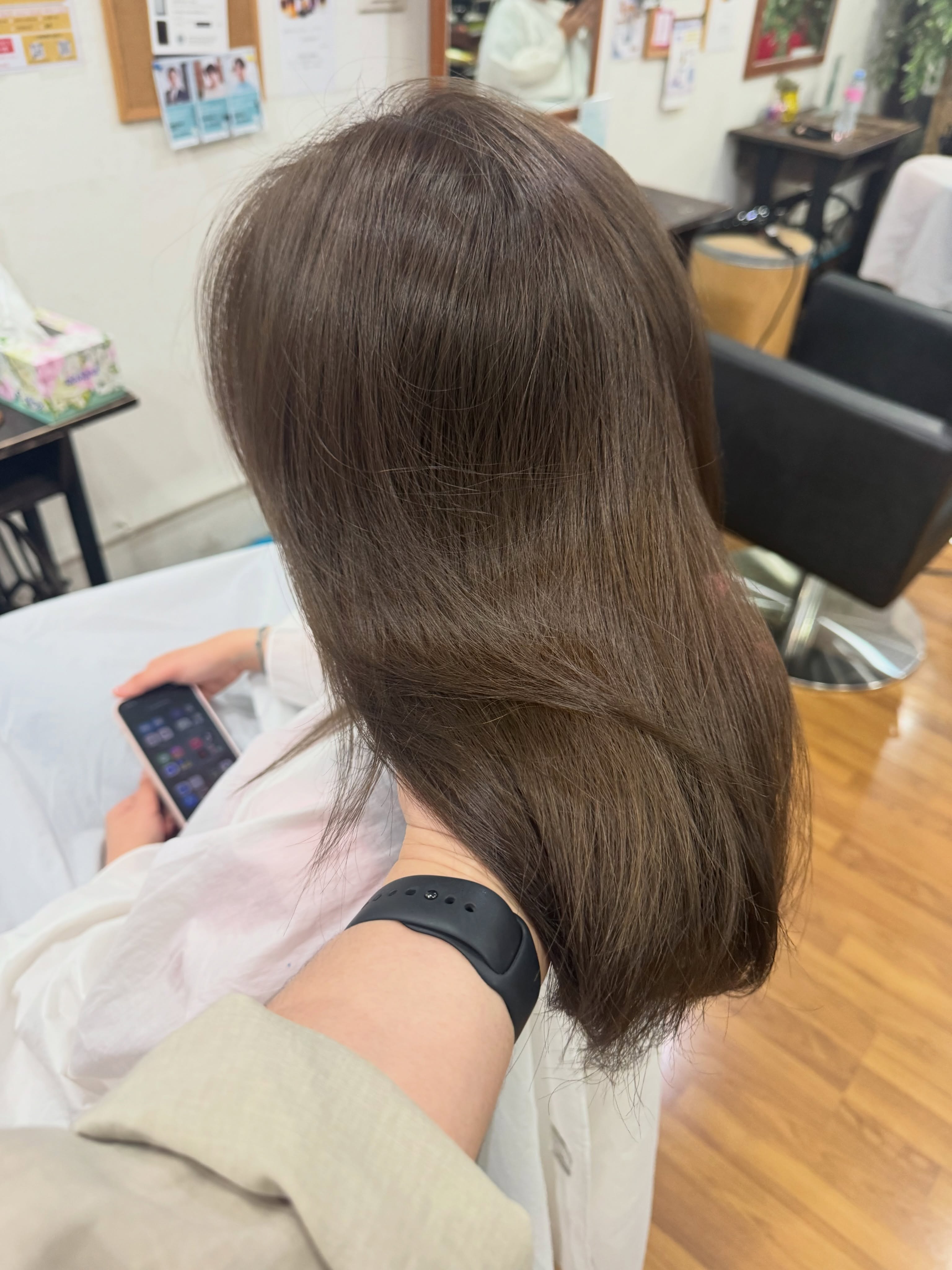 Caramel brown
キャラメルブラウン  元の髪色のベースが明るい状態であればかみしつにもよりますがブリーチしなくてもこれくらいの淡い色みが出せます。
ブリーチしたくないけど淡い色合いにしたい方におすすめ。  ただ元の髪の色が明るくない場合は一度明るくしないといけない事もありますのでご了承下さい。