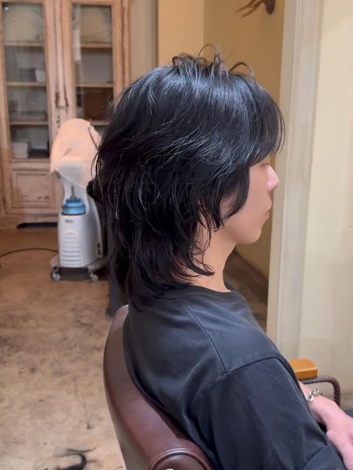 ご新規のお客様。
バンコクのサロンをすごい念入りに探して見つけて頂きました。　今風ウルフレイヤー。　アンニュイなスタイルはムースで仕上げるのが最近のトレンドです。