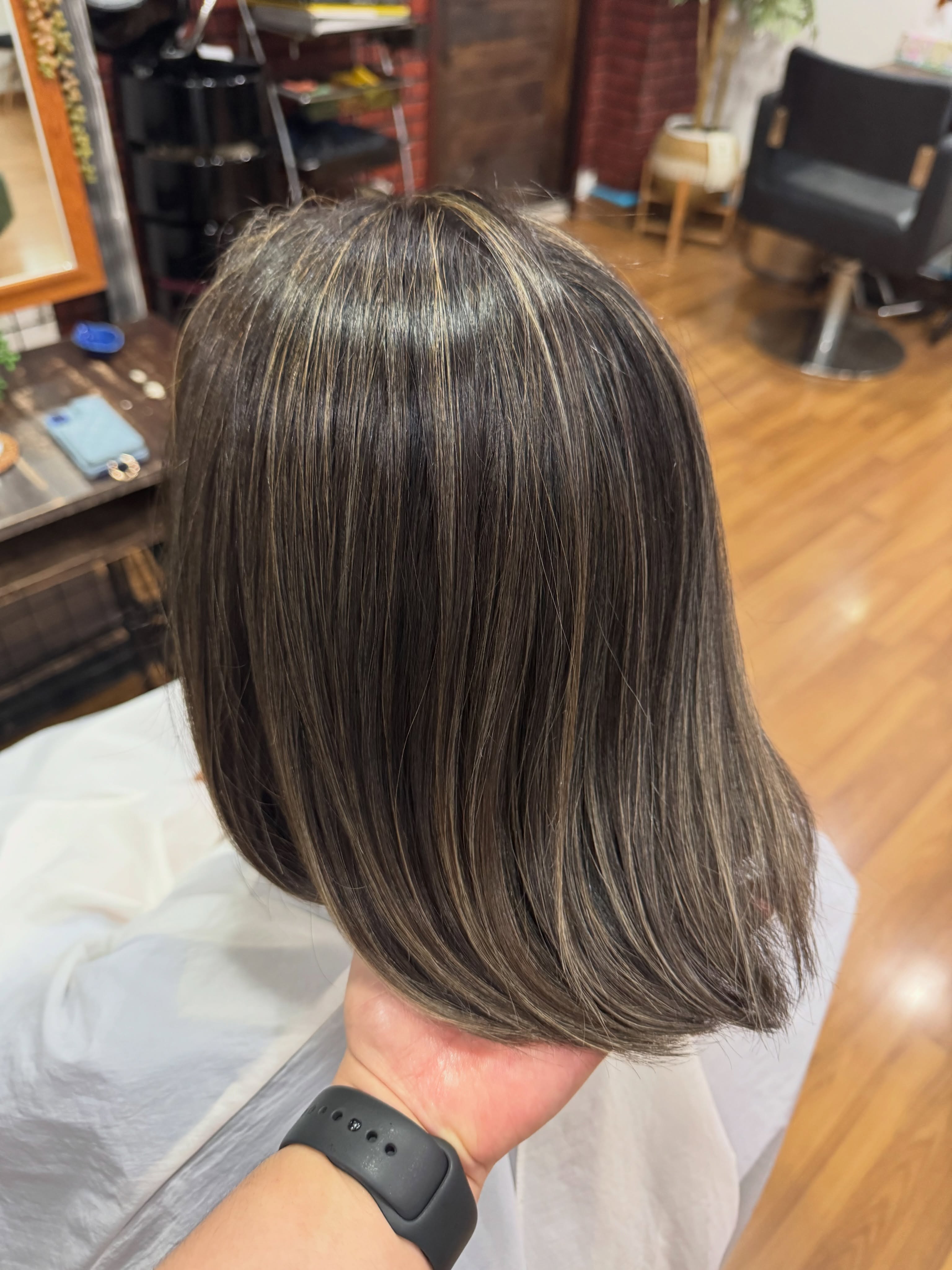 Highlight Color
ハイライト  細めのハイライトを全体的に施して自然だけどコントラストの効いたデザインに仕上げました。
こうする事で全体的に明るい雰囲気になり、髪に動きも出ます。暗い色、一色に飽きた方、イメチェンしたい方におすすめ。  ※こちらはブリーチ使用のデザインになりますので、通常のカラーよりダメージが出ますので、ご希望の方はご理解の上オーダーしてくださいます様お願いしております。