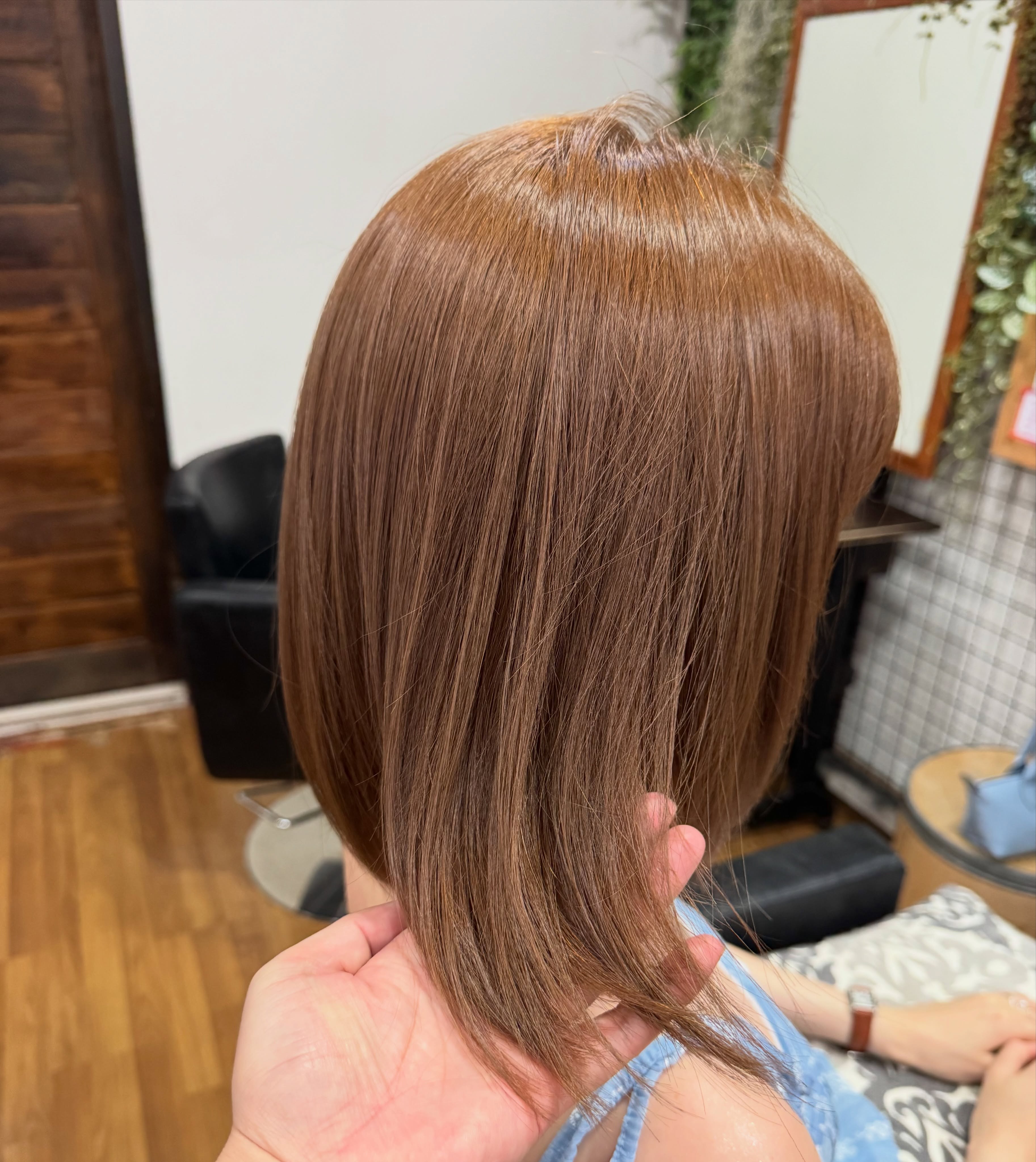 Milktea color
ミルクティーカラー  ブリーチ無しでも定期的に繰り返し明るくしていけばこれぐらいの明るさのカラーも楽しめます。こちらの方は2ヶ月周期でカラーをされています。ブリーチほどのダメージはありませんが、明るいカラーなのでダメージはあります。極力ダメージさせないためにサロン、ご自宅でのトリートメントなどのケアも重要です。  ブリーチに抵抗がある方はそういう方法もありますので、ご来店の際にご相談ください。