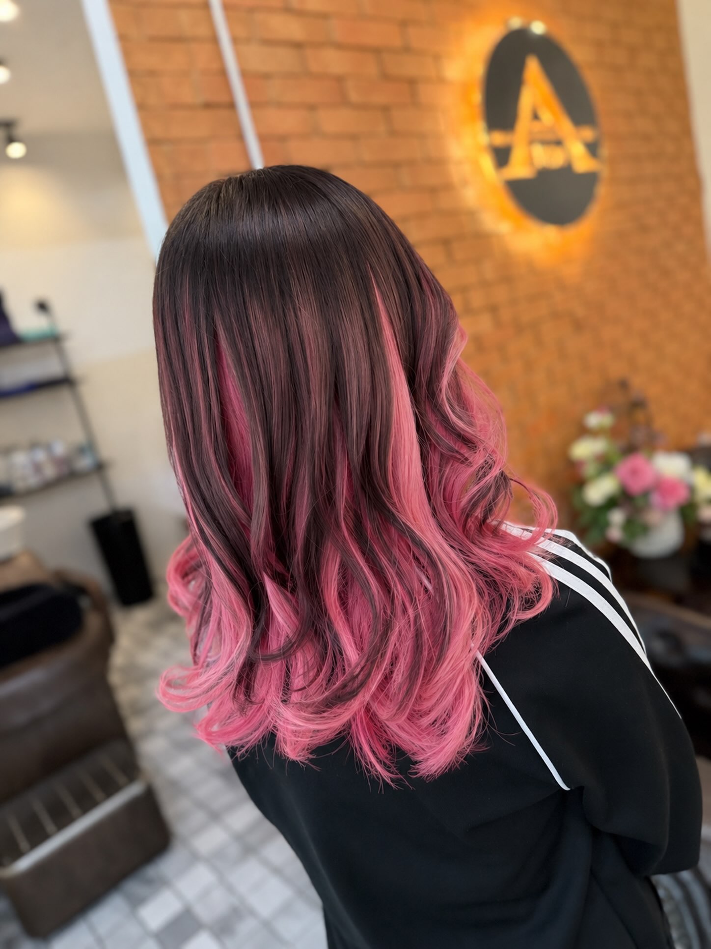 Pretty in Pink 
#InnerColor คือเทคนิคการทำสีผมที่ ซ่อนสีสันไว้ด้านในของเส้นผม โดยด้านนอกยังคงเป็นสีธรรมชาติหรือสีเข้ม เมื่อปล่อยผมตรง สีด้านในจะเห็นเพียงเล็กน้อย แต่เมื่อมัดผม ทัดหู หรือเซ็ตลอน สีด้านในจะเผยออกมาอย่างโดดเด่น  ข้อดีของ Inner Color 
เพิ่มลูกเล่นให้ทรงผม ดูมีมิติและไม่น่าเบื่อ
โดดเด่นแต่ไม่แรงเกินไป เหมาะกับคนที่อยากลองสีแฟชั่นโดยไม่ต้องทำทั้งศีรษะ
เปลี่ยนลุคได้หลายสไตล์ ปล่อยผมก็เรียบหรู มัดผมหรือเซ็ตลอนก็เผยสีสวยสะดุดตา
ผมเสียน้อยกว่า เพราะฟอกเฉพาะด้านใน ไม่ต้องฟอกทั้งศีรษะ
โคนผมขึ้นใหม่ดูเนียนกว่า การดูแลรักษาง่ายกว่าการทำสีทั้งหัว  เหมาะกับใคร?
️คนที่อยากลองสีแฟชั่นครั้งแรก
️คนทำงานหรือเรียน ที่ต้องการลุคสุภาพเวลาปล่อยผม
️คนที่ชอบเปลี่ยนลุคโดยไม่ต้องทำสีทั้งศีรษะ  #HairAtelierador #ร้านทำผมทองหล่อ 
#ทำสีผม