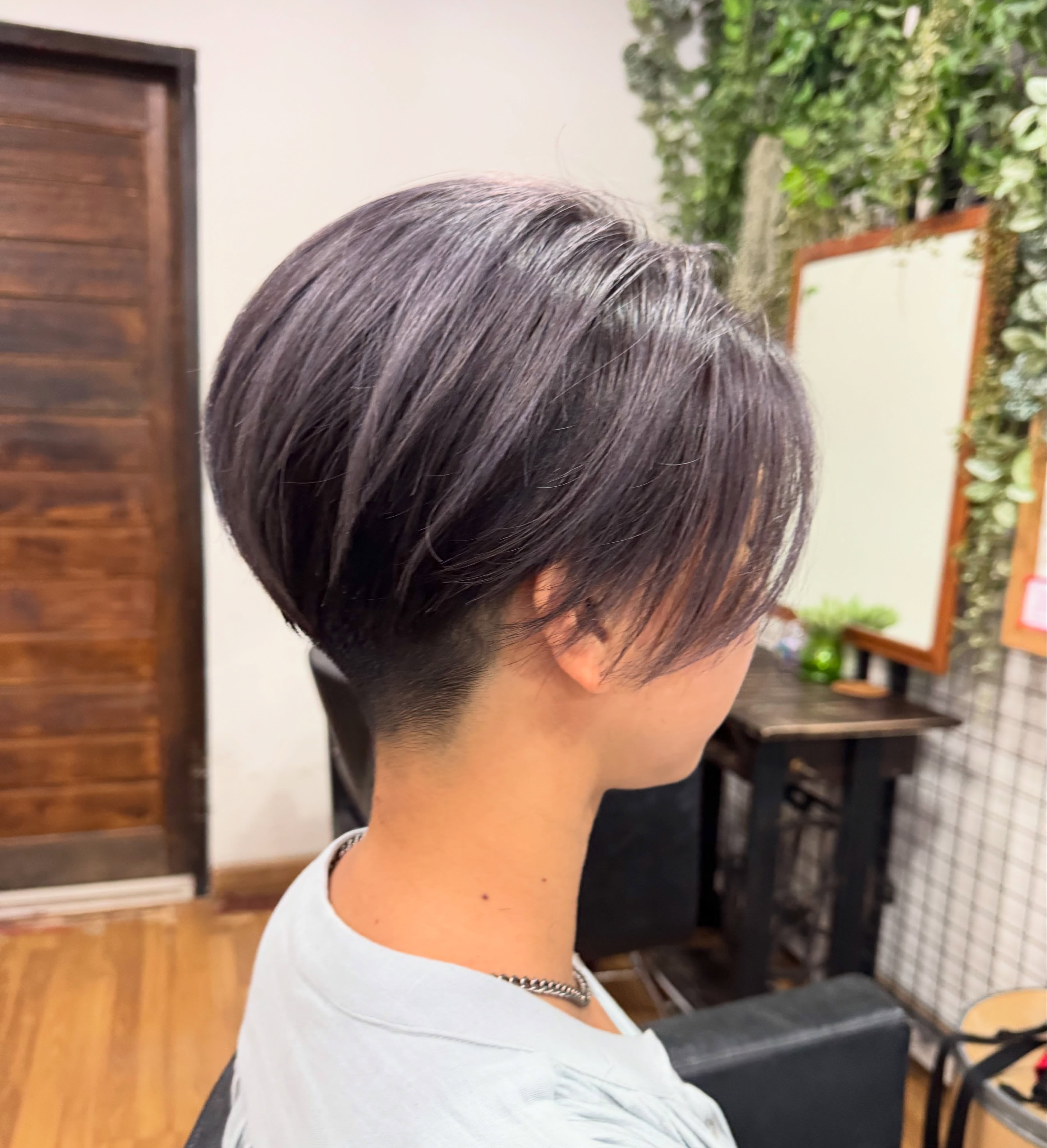 Shortstyle Balayage Silver Color
ショートスタイルのバレイヤージュシルバーカラー  ツーブロックのショートスタイルにバレイヤージュでコントラストと動きをデザイン。
色は褪色も楽しめる様にパープル多めのシルバーで。  ただ短いスタイルだけではなくカラーデザインで遊び心を。
単色に飽きた方や、雰囲気をなんか変えたい！って人におすすめ。ブリーチはトップのみなので全体ブリーチよりダメージ部分が少ないのも◎
白髪ぼかしにも最適。  ※ブリーチを使用しますので通常カラーよりもダメージがありますのでご理解の上オーダーしていただけると幸いです。