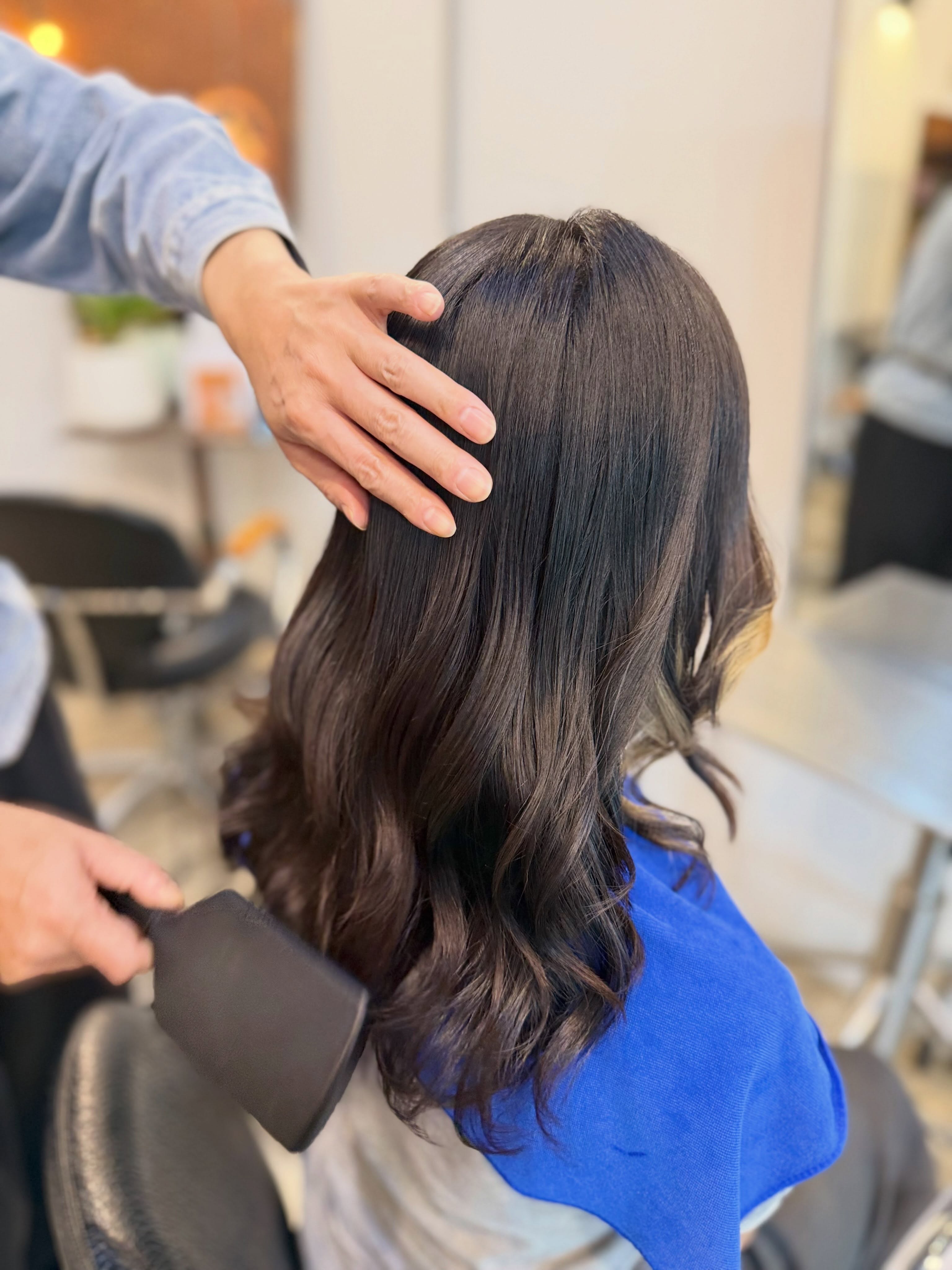 เส้นผมที่ได้รับการดูแลอย่างดี คือความสวยที่สัมผัสได้ในทุกวัน 🤍  #HairAtelierADOR #HairSalon
#ร้านทำผมทองหล่อ
#バンコク美容室
#バンコクヘアサロン