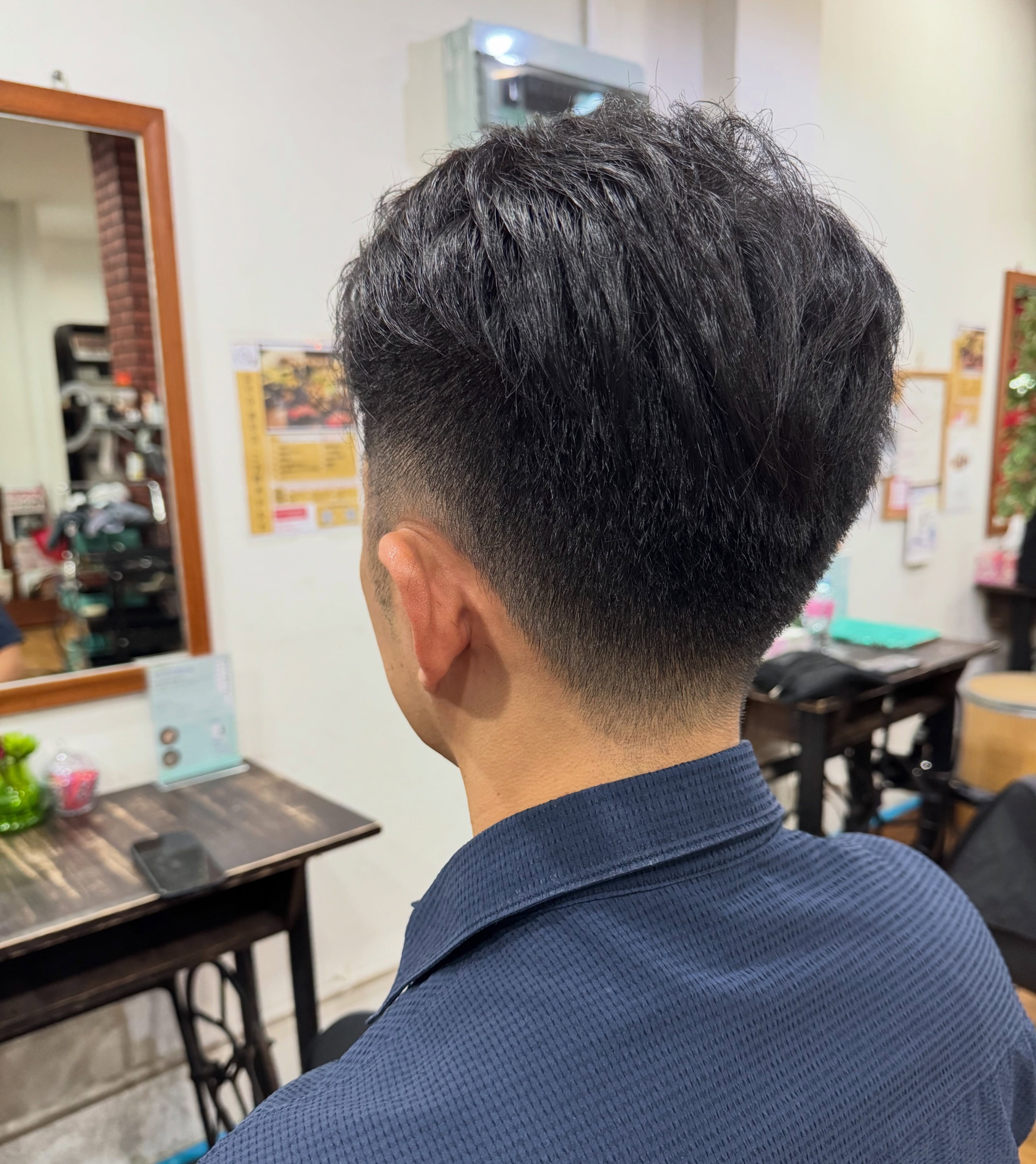 メンズフェードカット
Fade cut  イカつすぎないナチュラルなフェードカットは多くのお客様に人気のスタイルです。
オイルやワックスで後ろに流すだけの簡単スタイリング。
難しいスタイリングは必要がないので忙しい方におすすめ！！  ZANは男性のお客様に多くご来店いただいておりますので、気軽にお問い合わせ下さい。